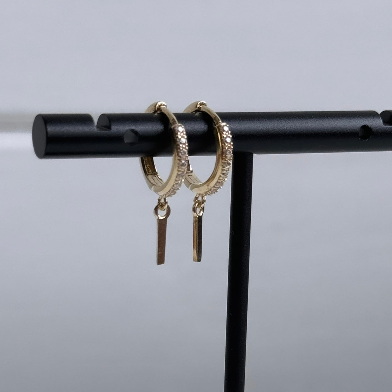 Boucles d'oreilles huggies avec tiges et pierres(or jaune)