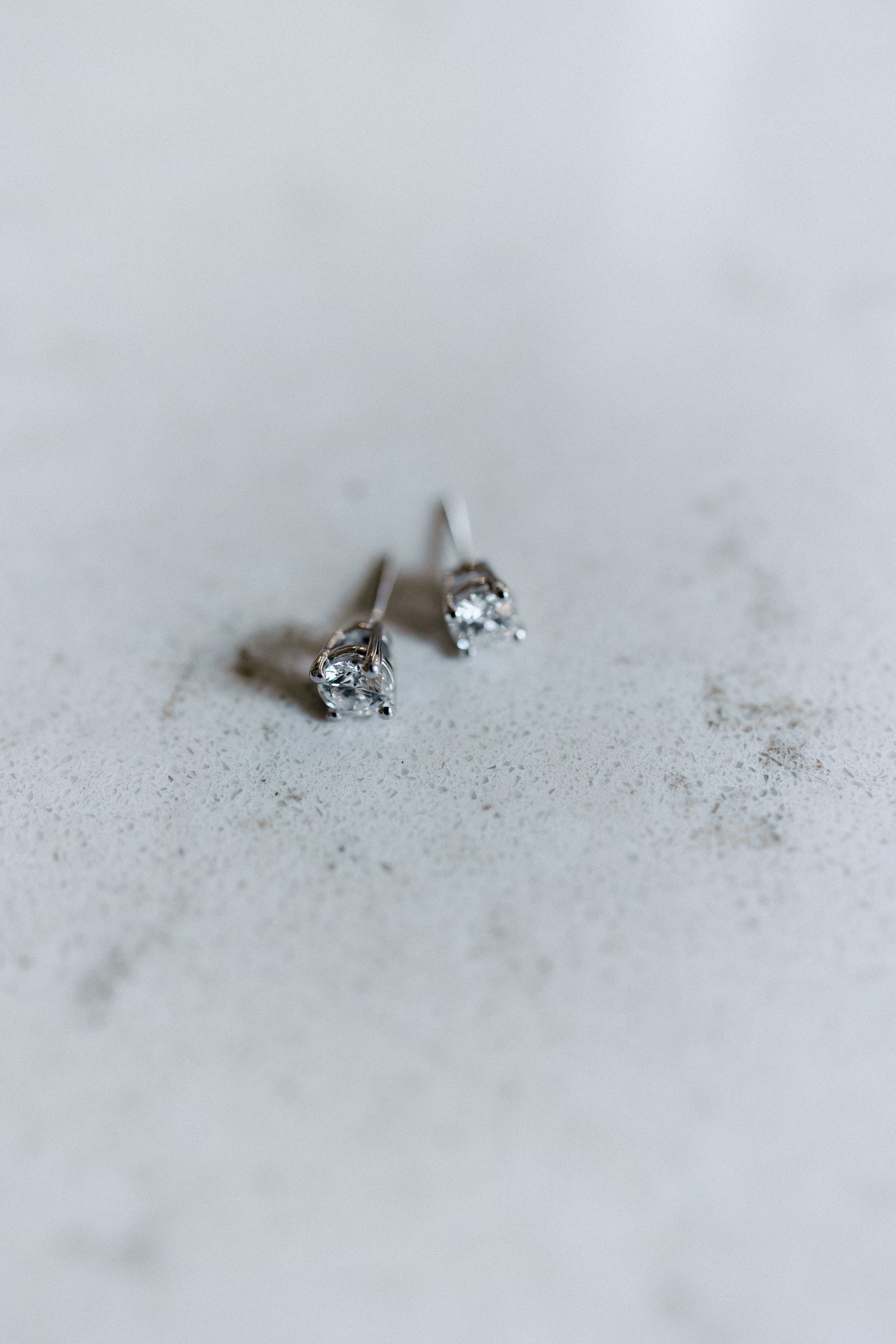 Boutons d’oreilles en diamants – 1,00 ct total, or blanc