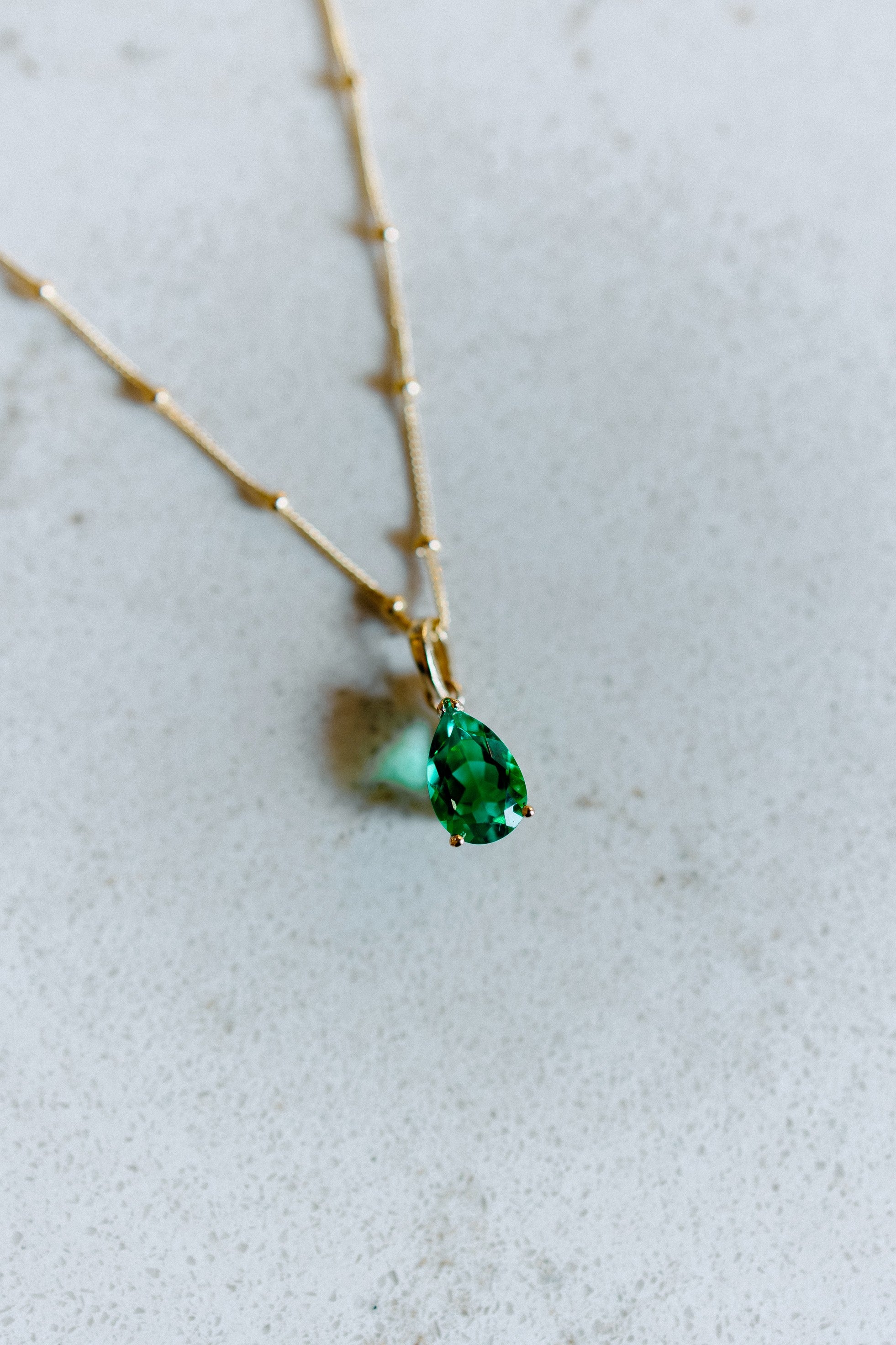 Pendentif émeraude poire