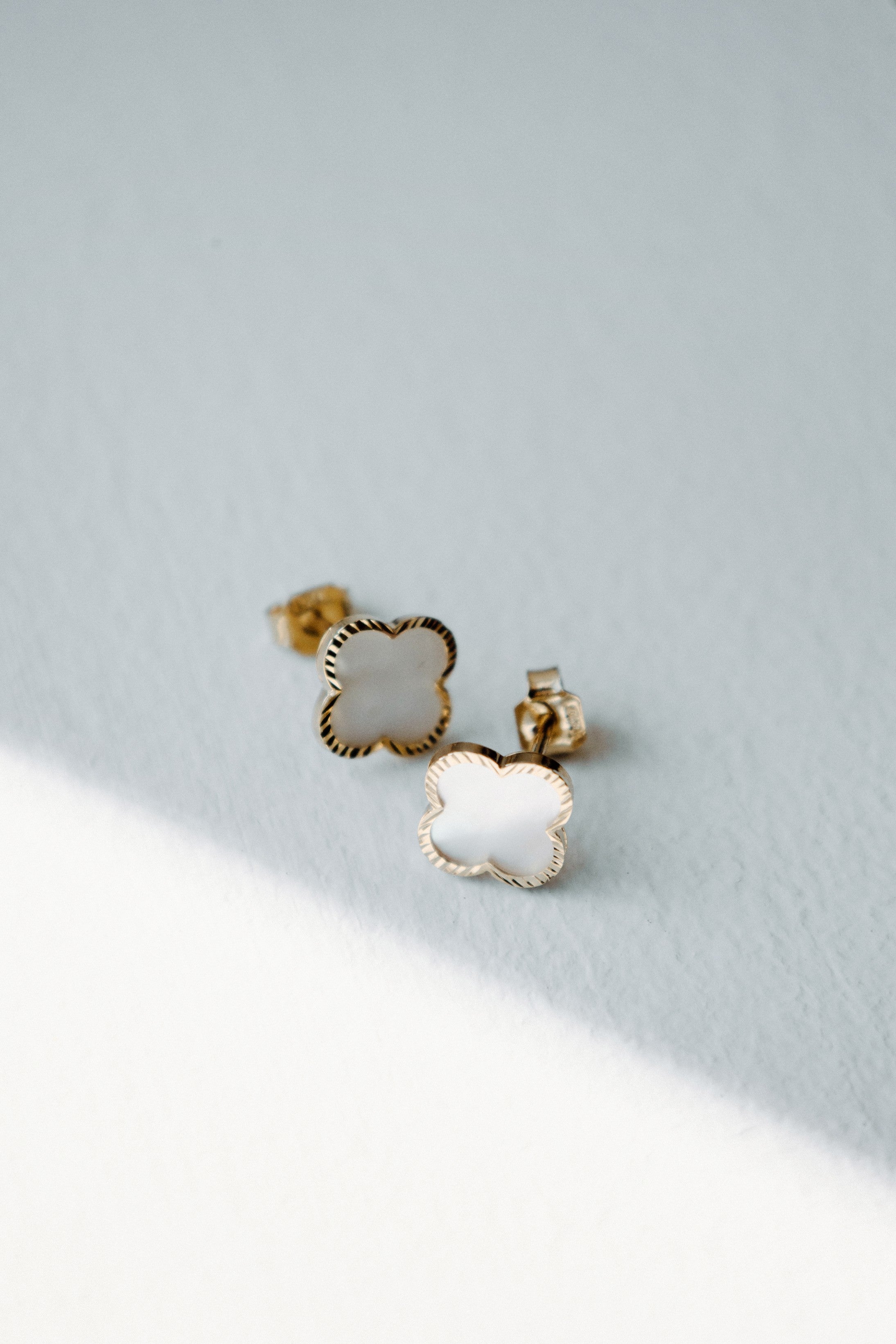 Boutons d'oreilles trèfles blancs