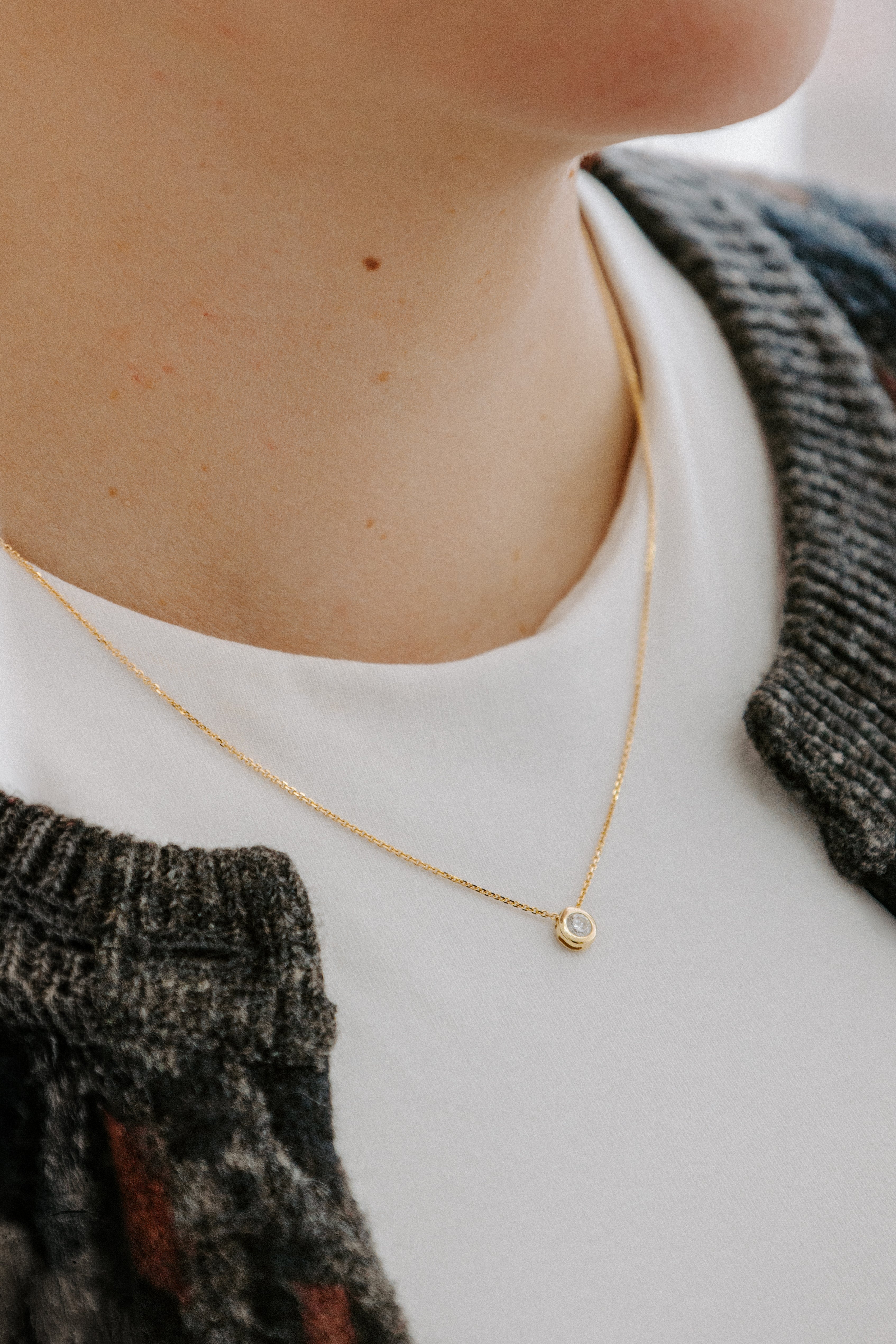 Collier avec diamant serti clos (or jaune)