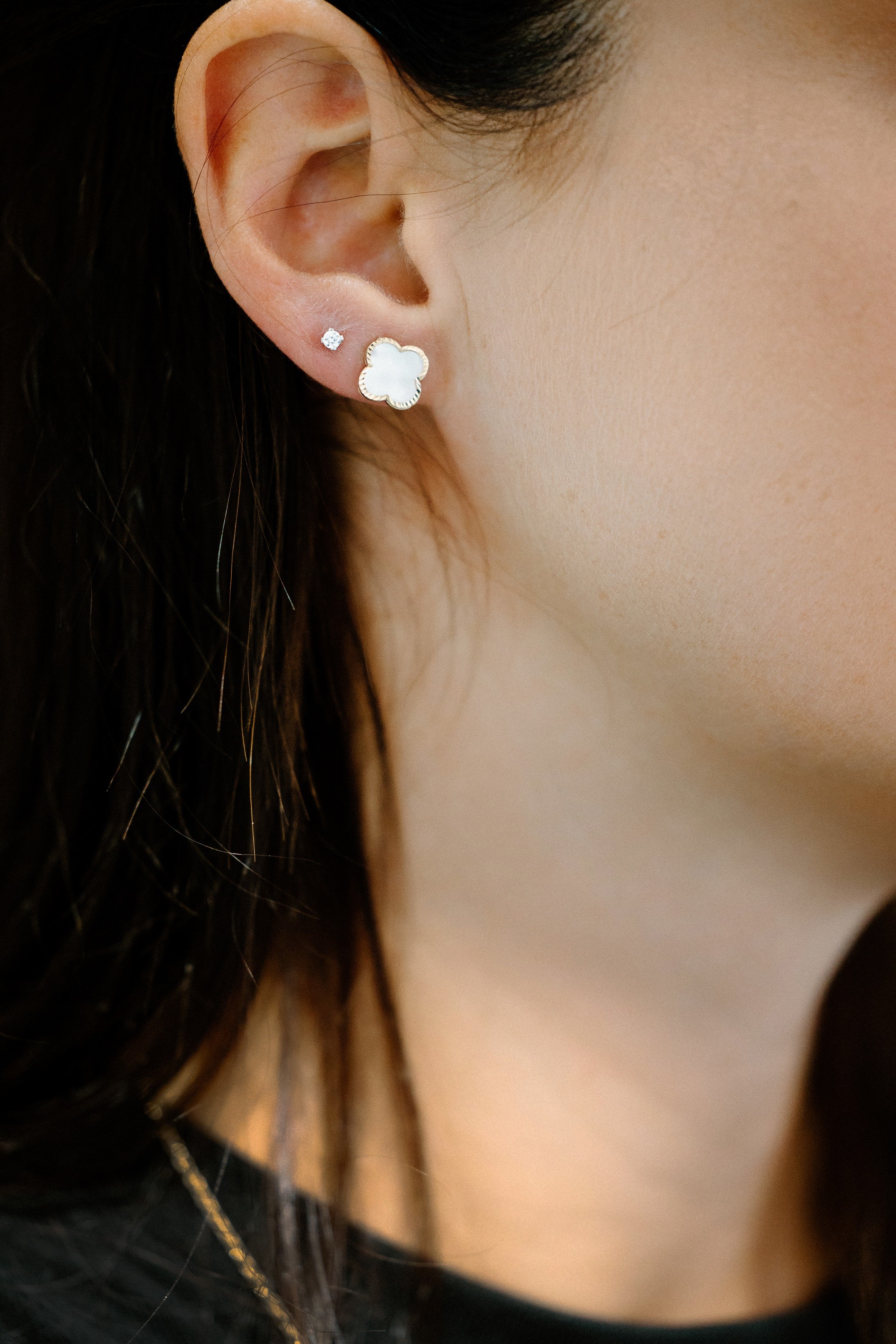 Boutons d'oreilles trèfles blancs
