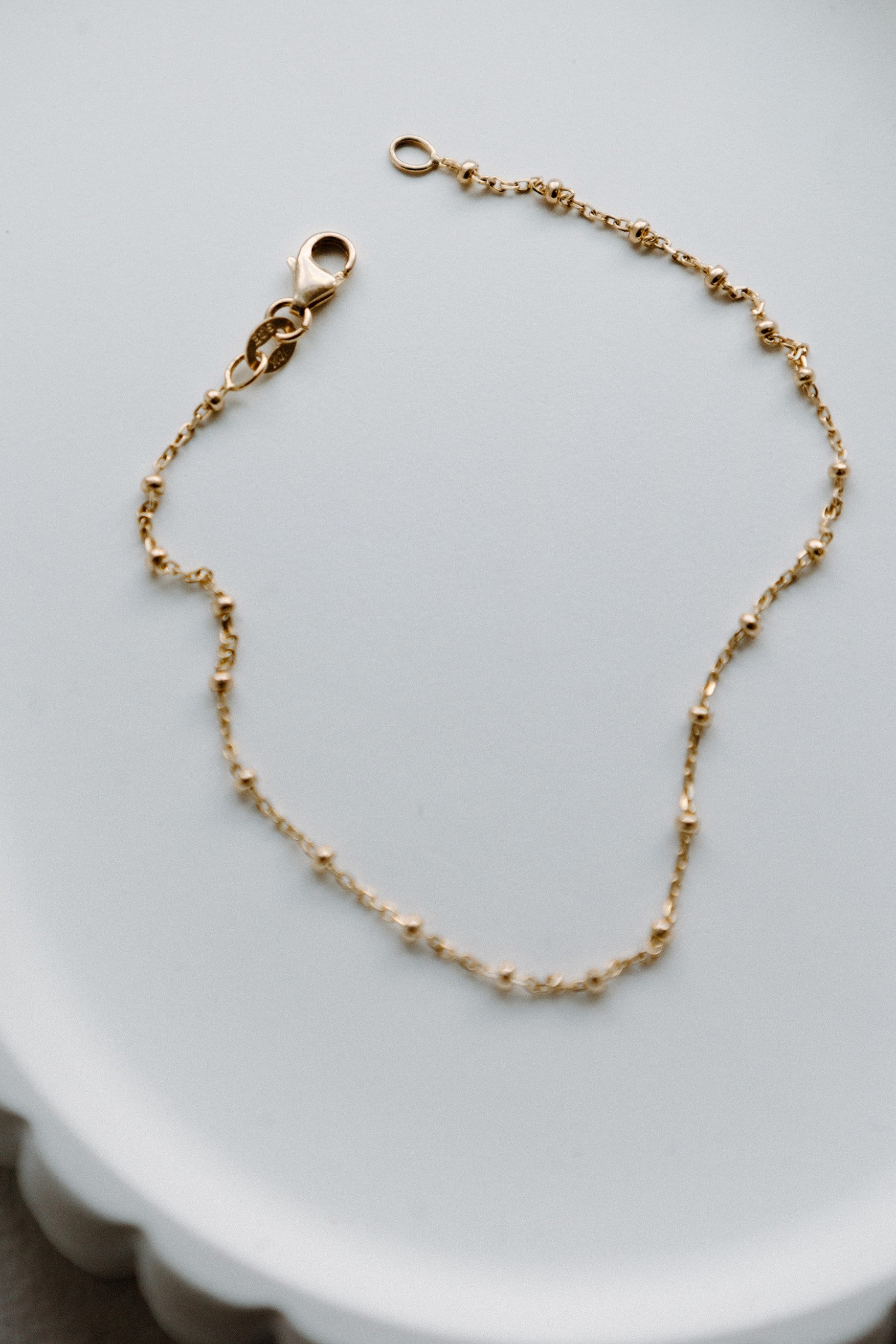 Bracelet minimaliste rolo avec billes dorées