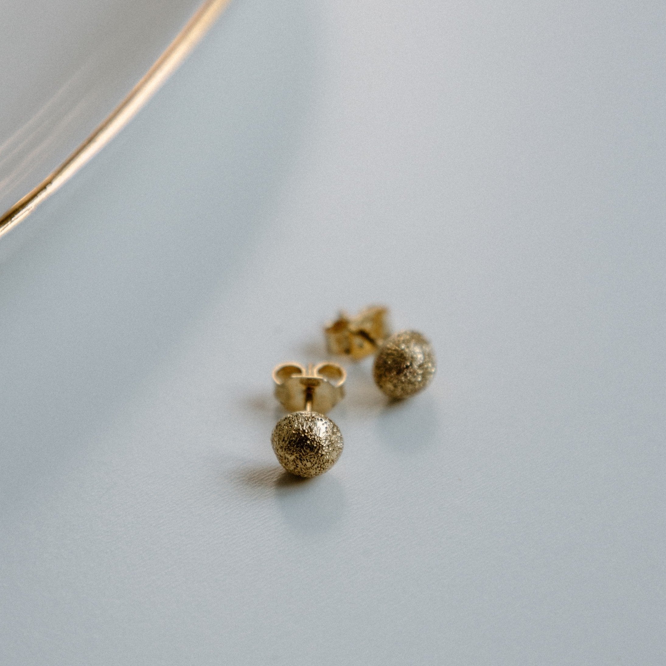 Boutons d'oreilles demi-sphère sablés