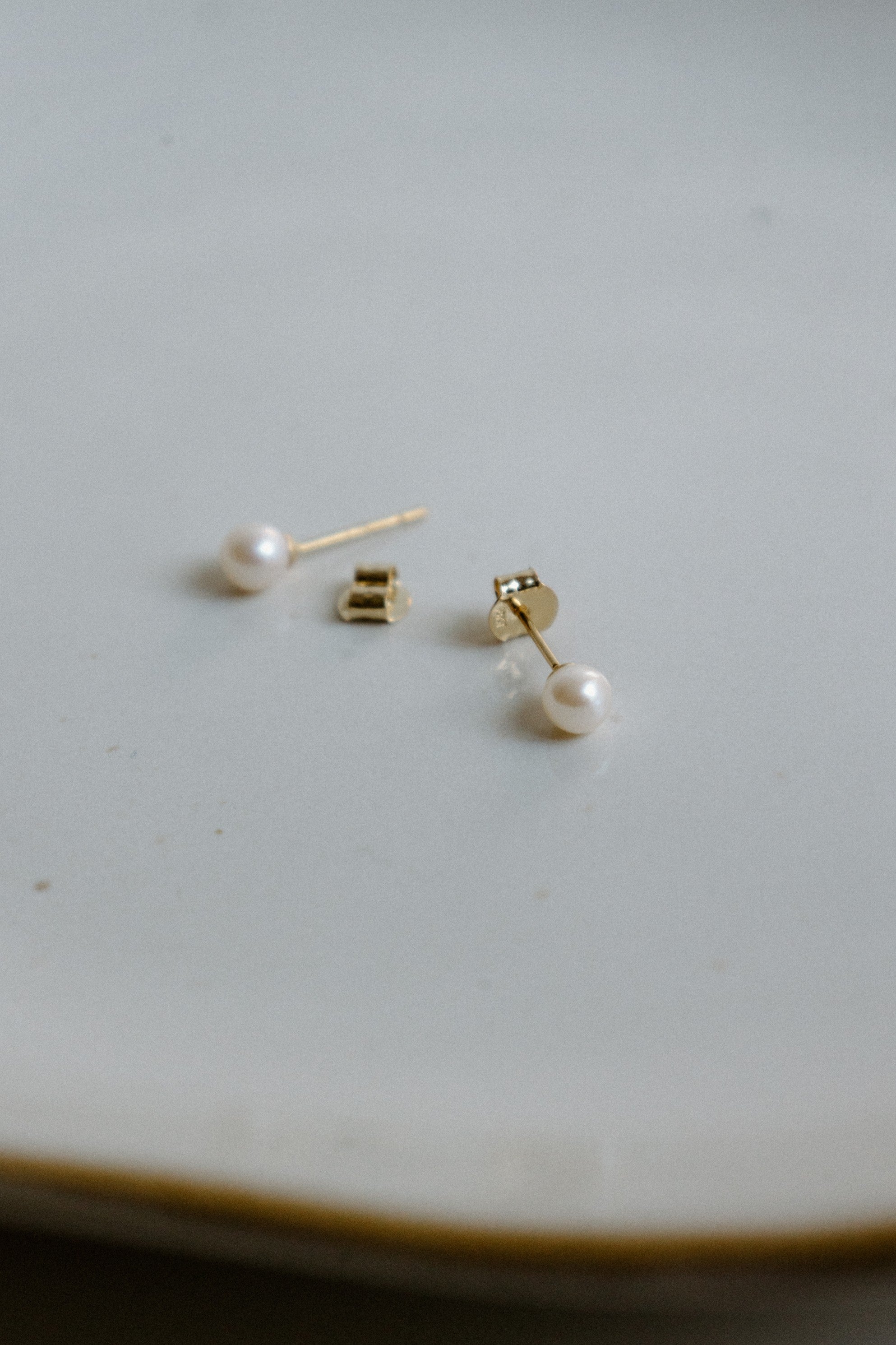 Boutons d'oreilles petites perles