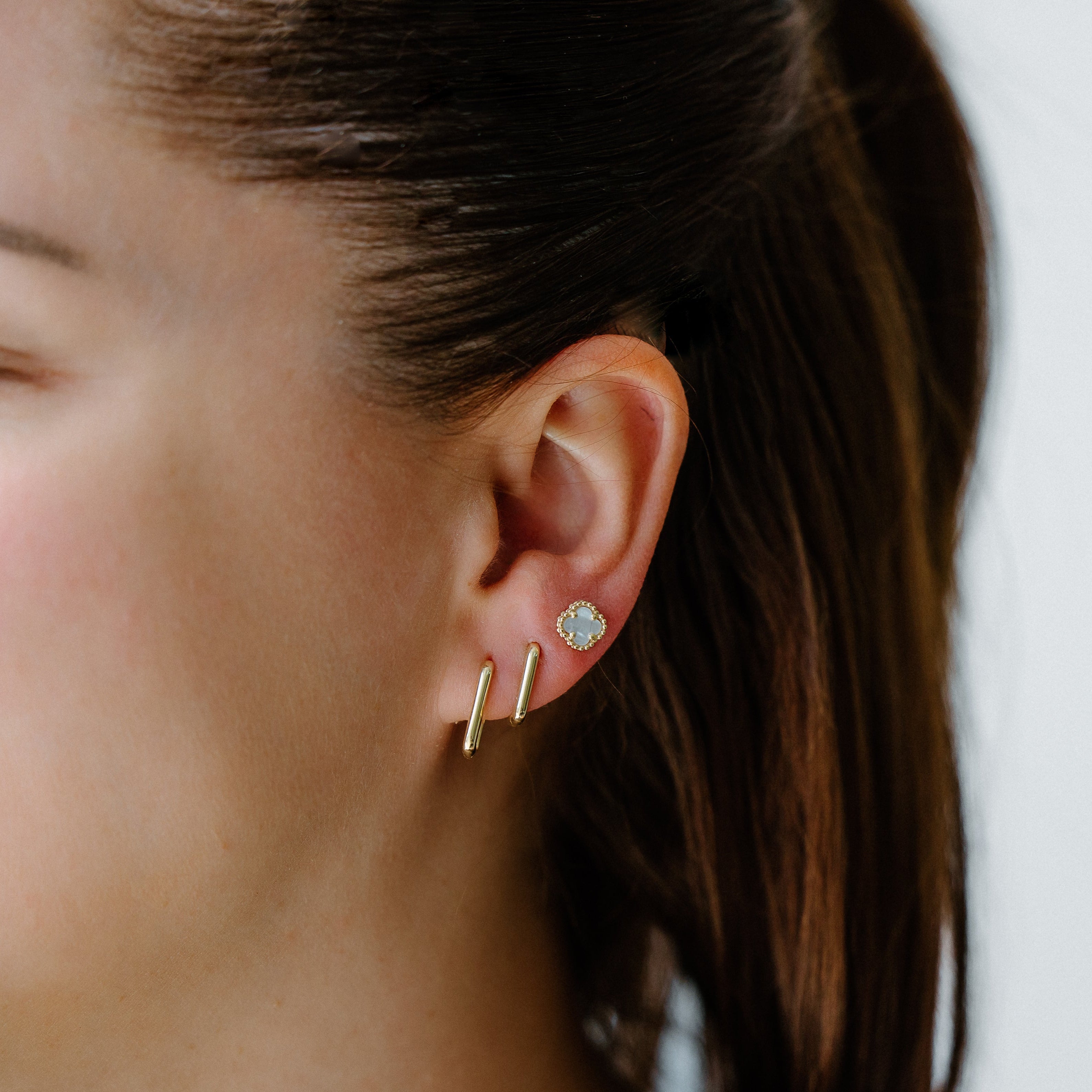 Boutons d'oreilles trèfles blancs