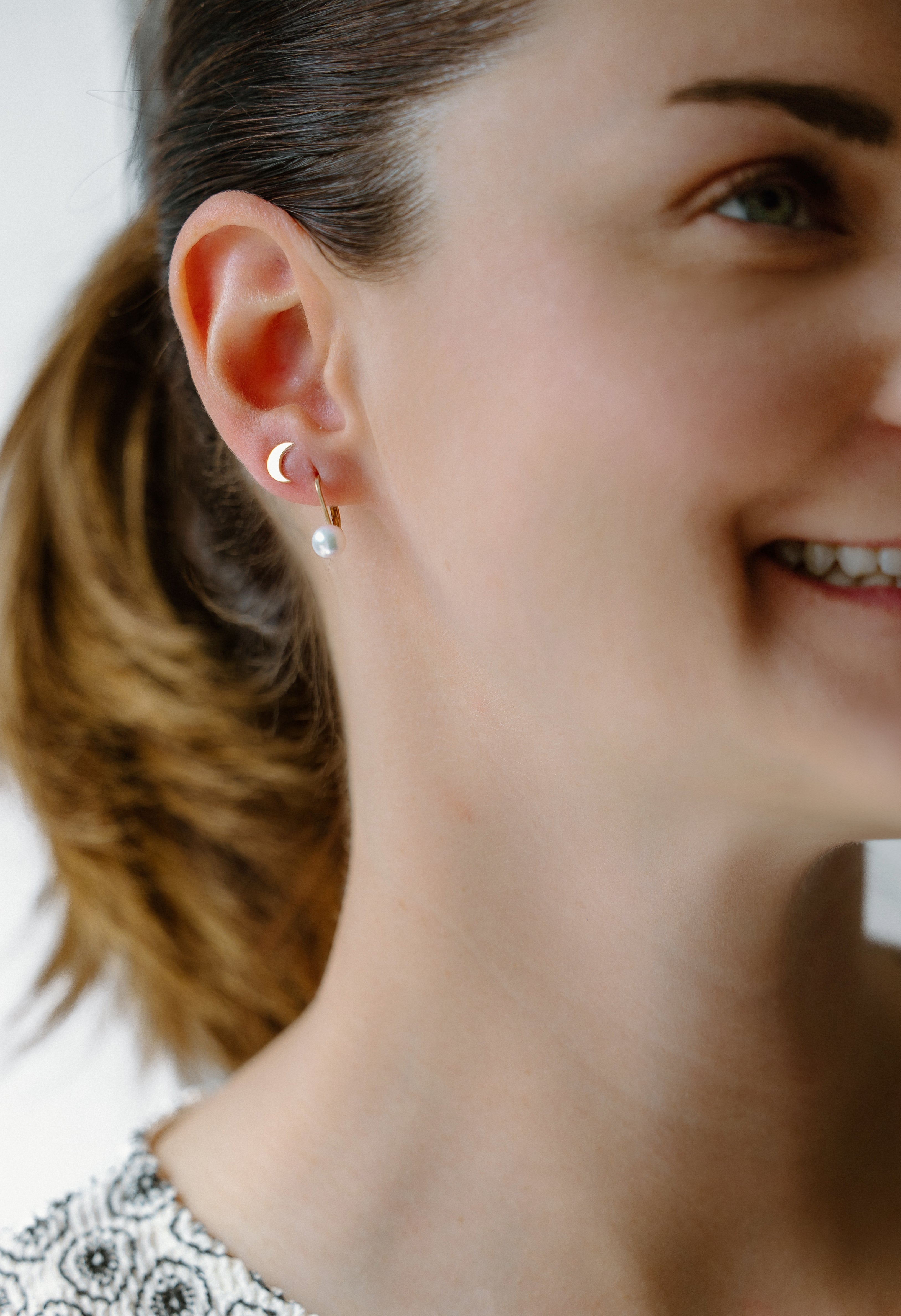 Boutons d'oreilles lunes (or jaune)