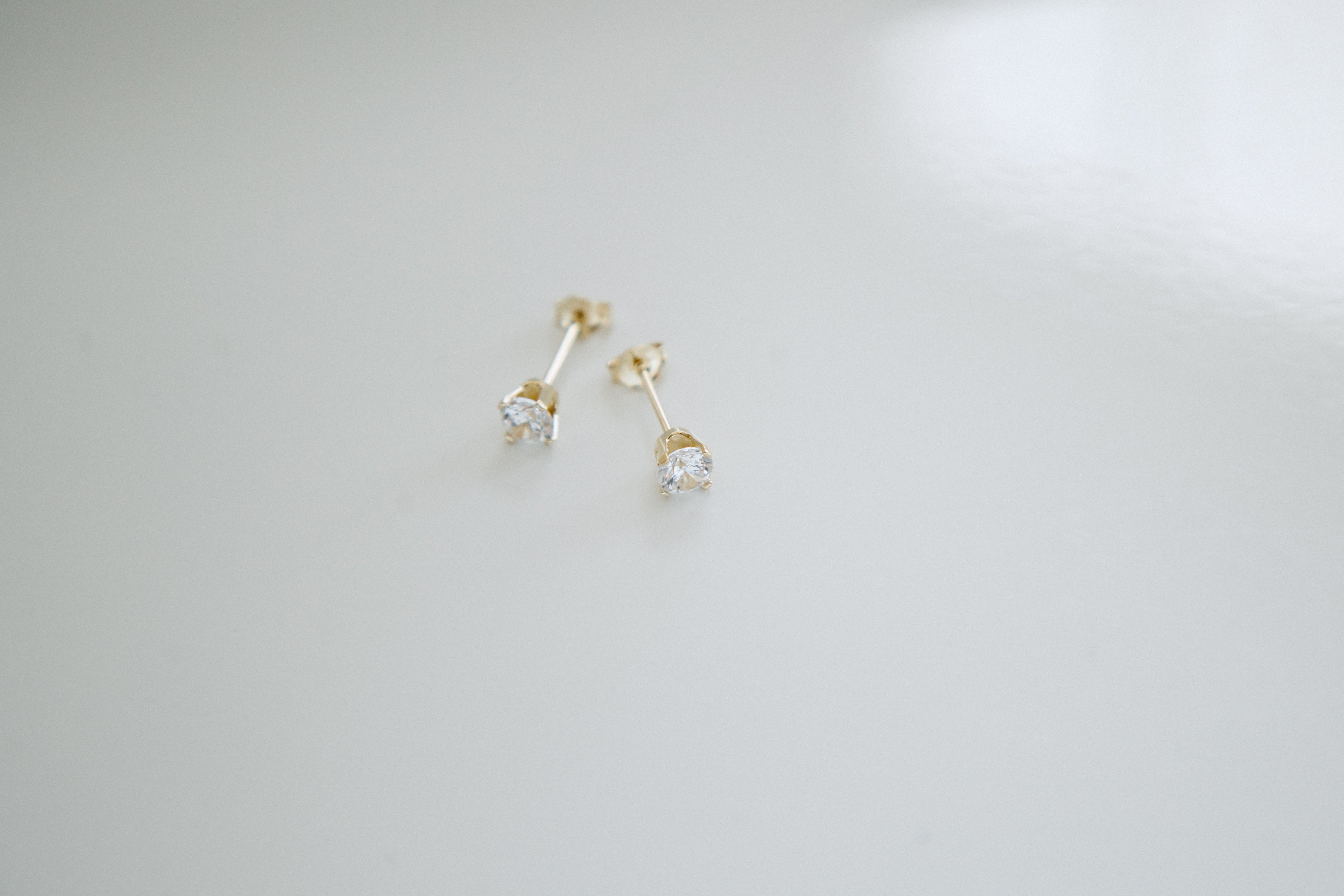 Boutons d'oreilles scintillants (4mm)