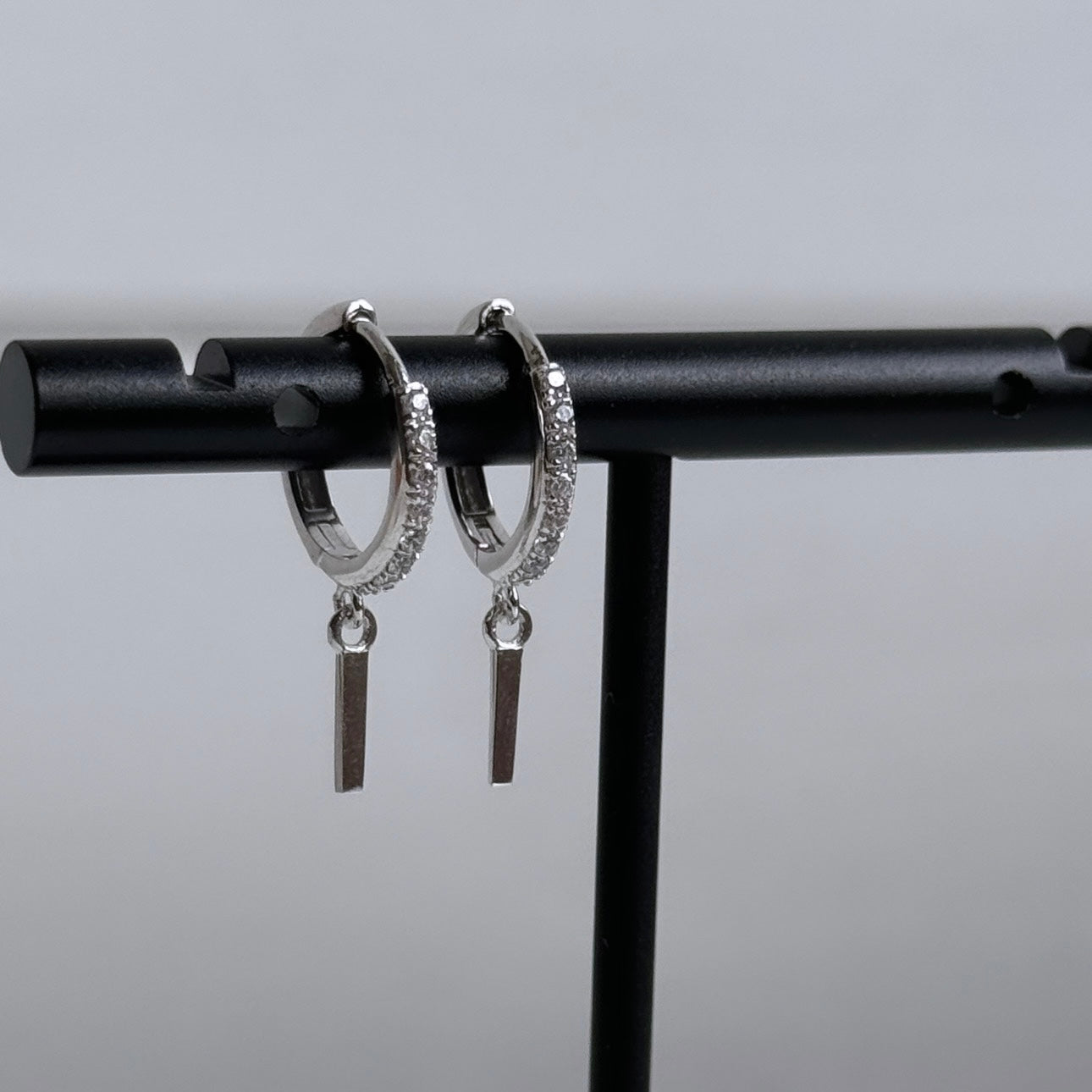 Boucles d'oreilles huggies avec tiges et pierres (or blanc)