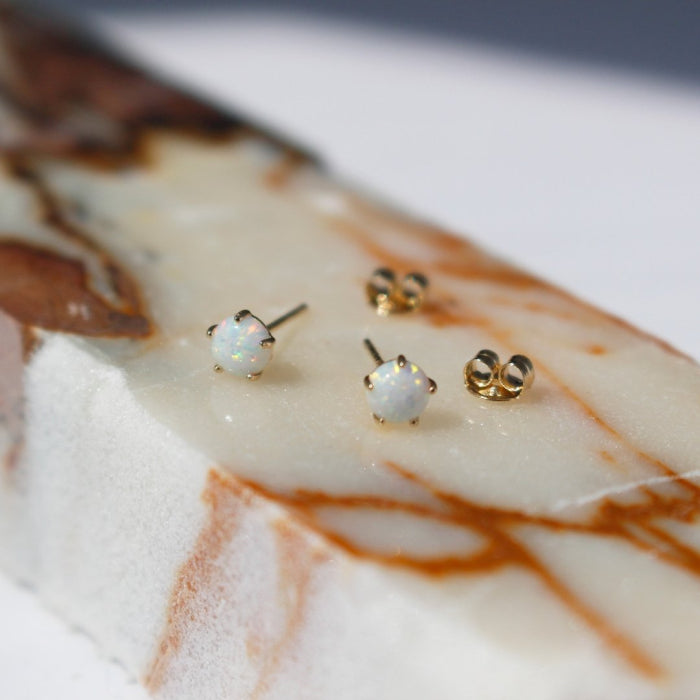 Boutons d'oreilles minimalistes Opale