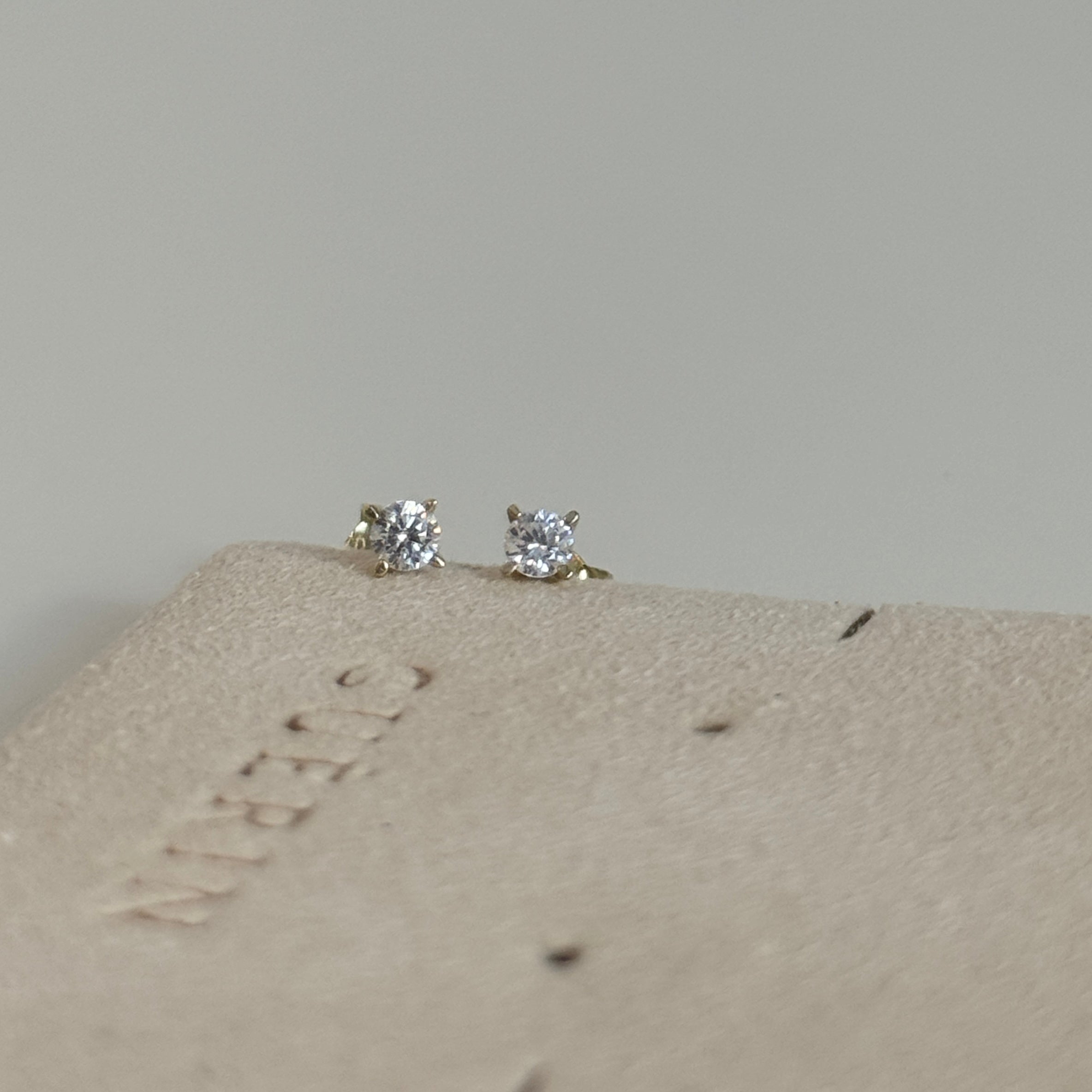 Petits boutons d'oreilles scintillants or jaune