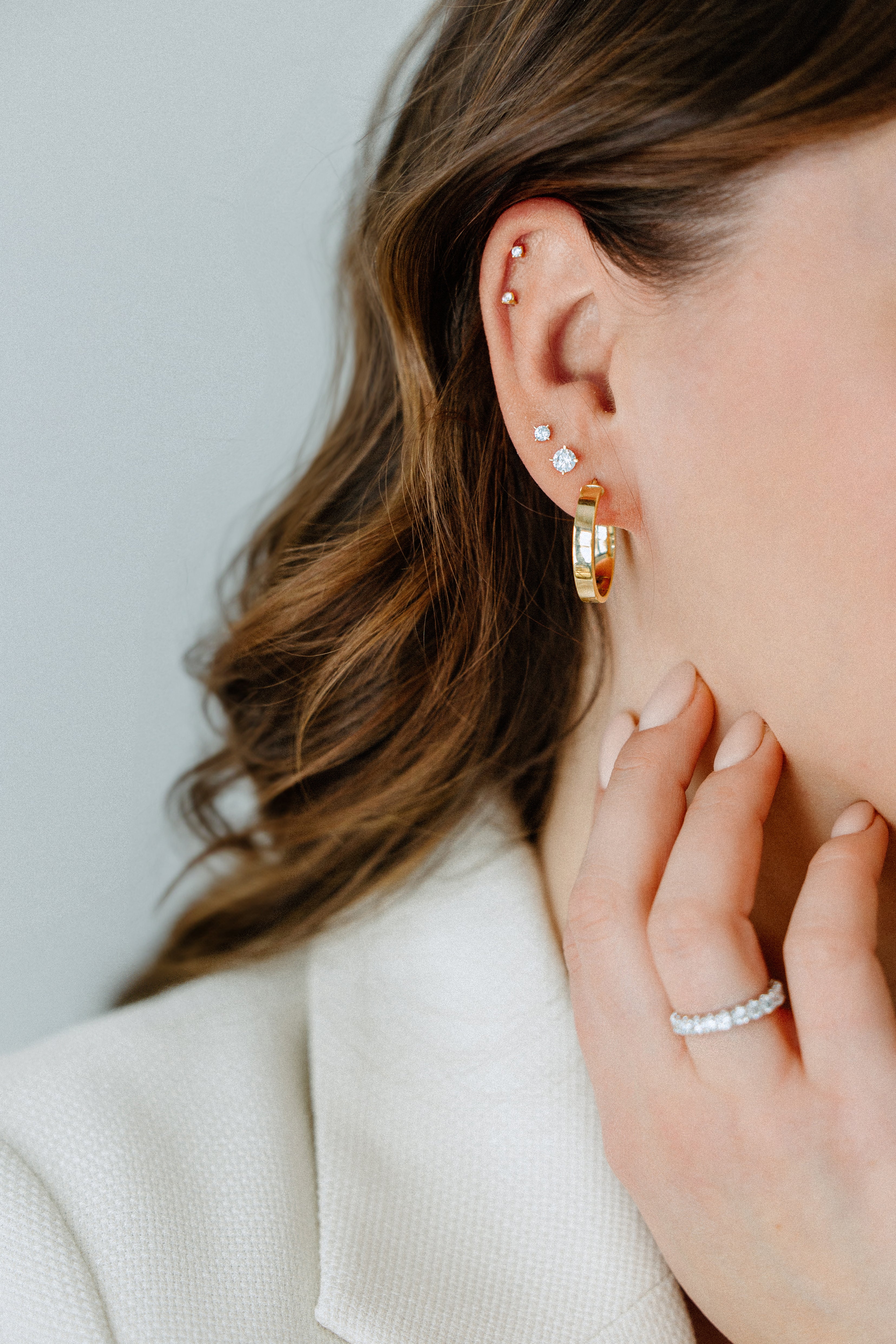 Petits boutons d'oreilles scintillants or jaune