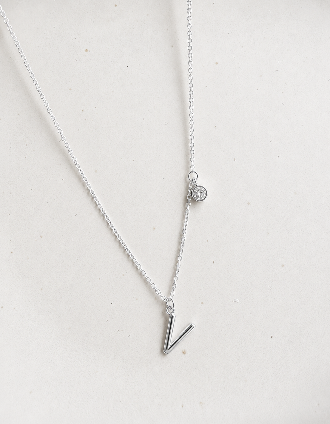 Collier initiale avec diamant (or blanc)