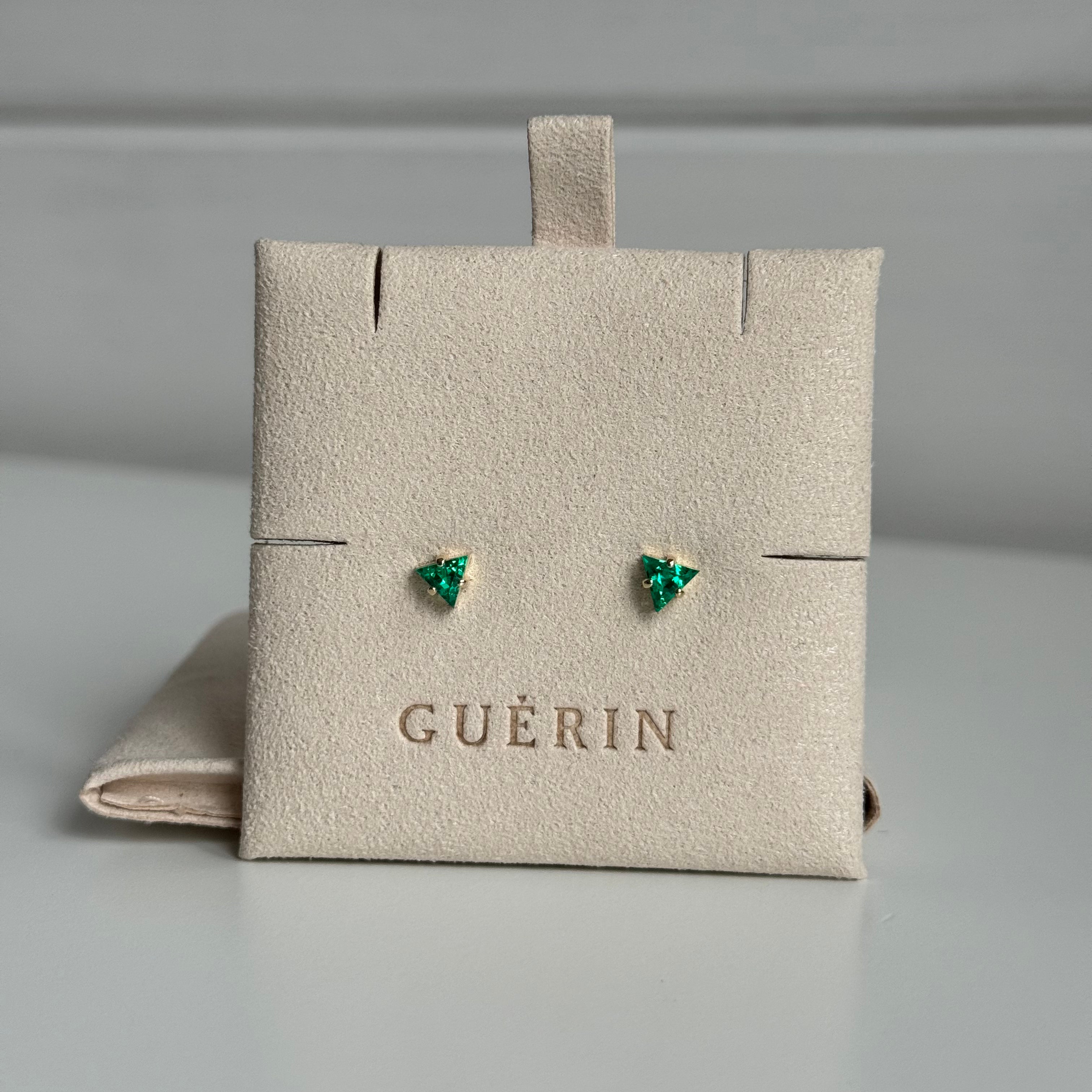 Boutons d'oreilles émeraudes triangle