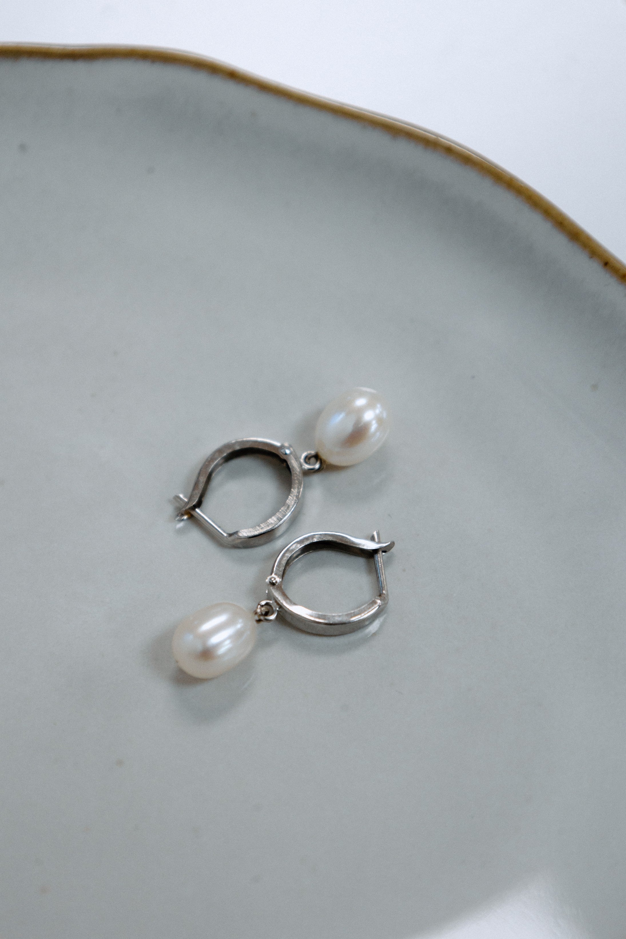 Boucles d'oreilles pendantes avec perles de culture d'eau douce (or blanc)