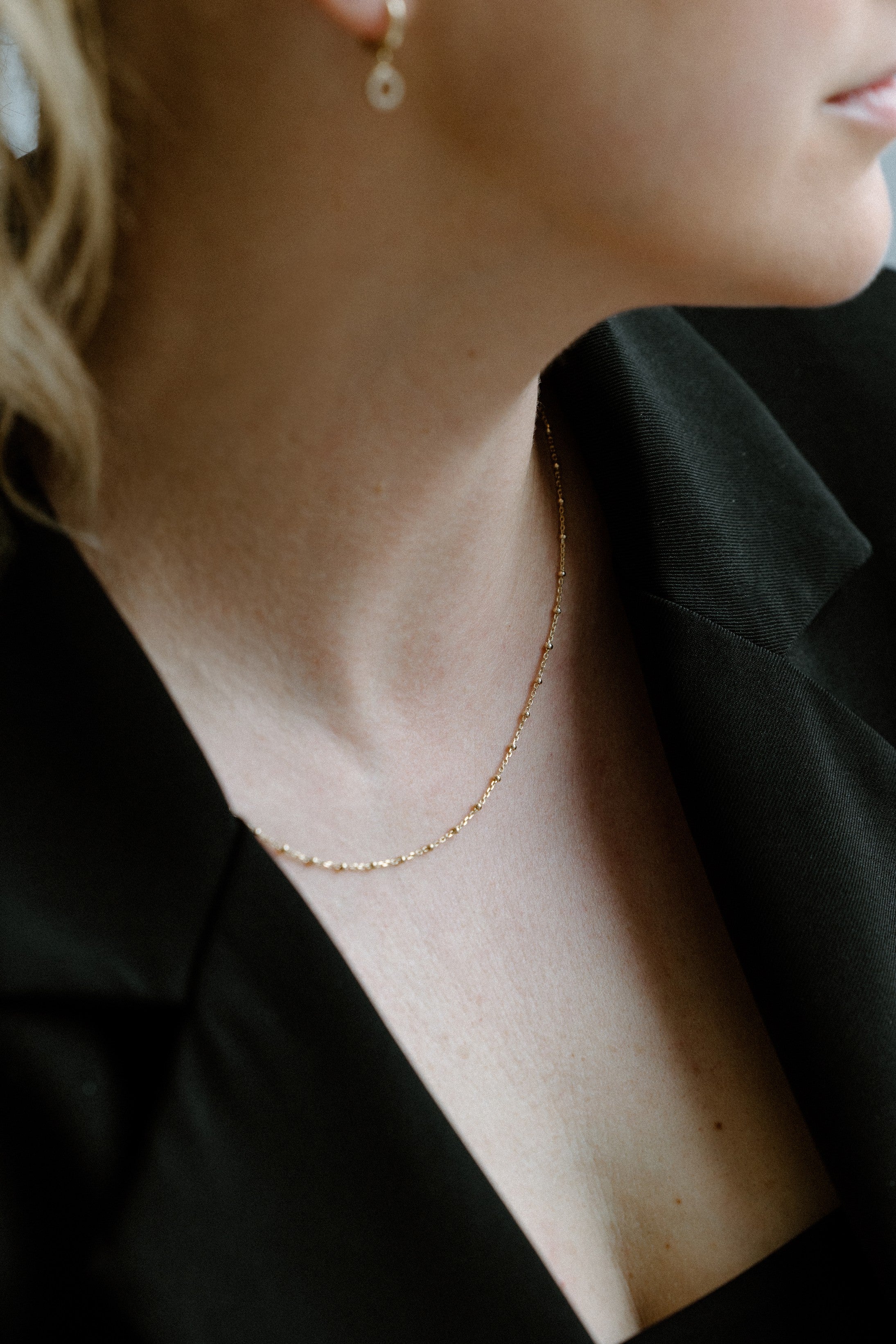 Petite chaîne rolo avec billes dorées
