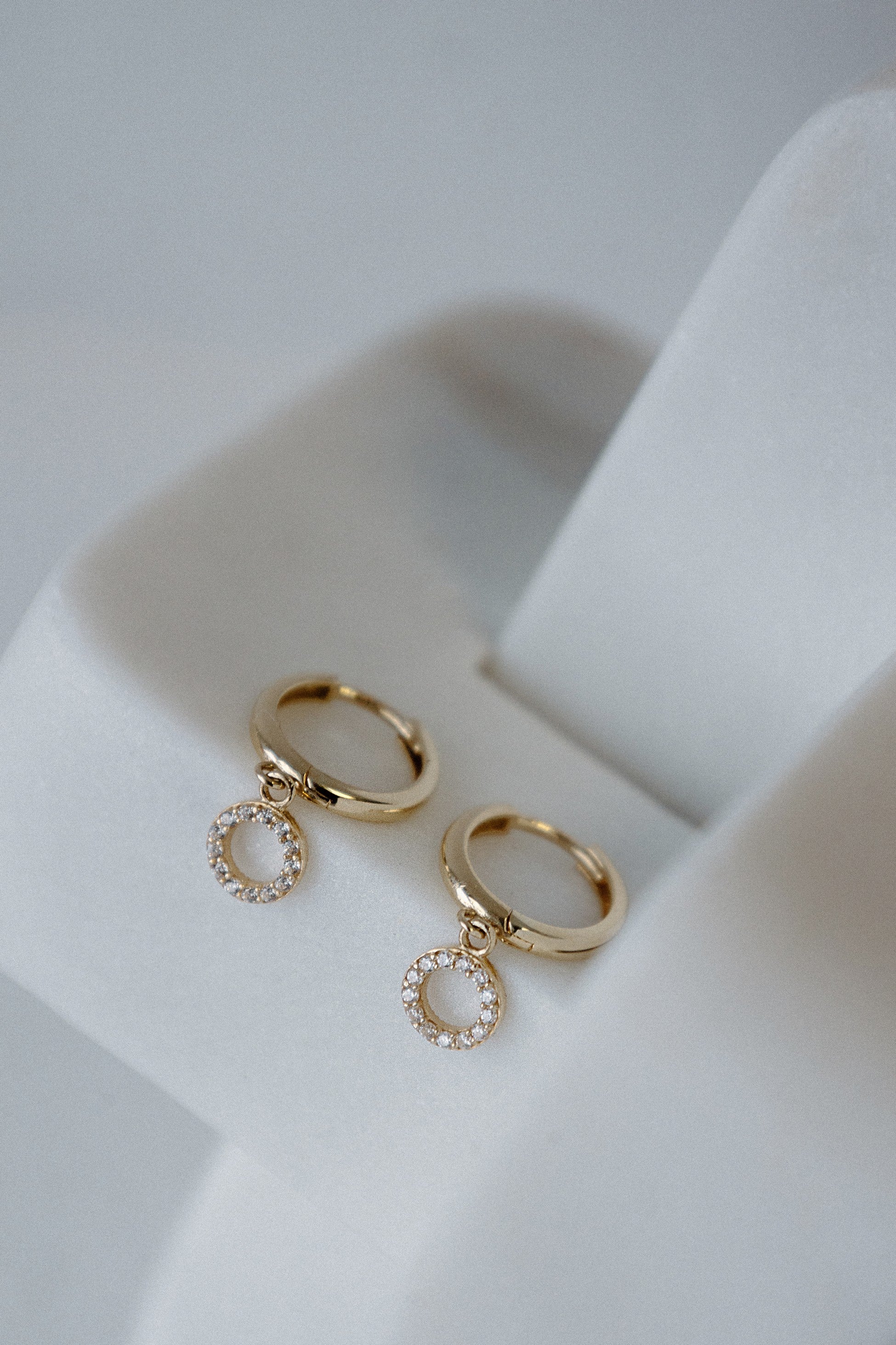 Boucles d'oreilles huggies avec cercle scintillant (or jaune)