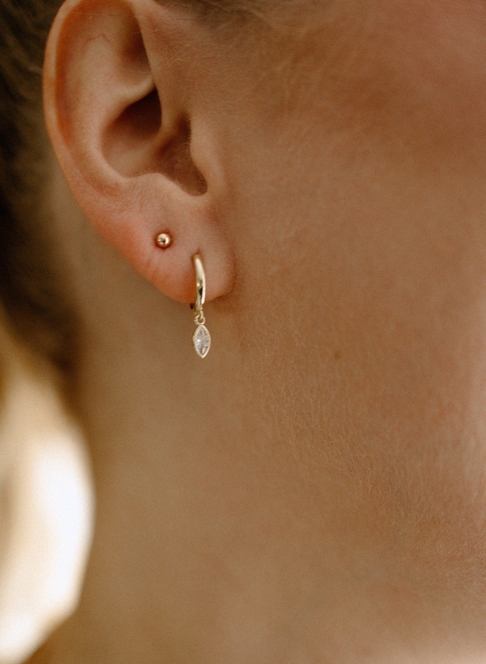 Boucles d'oreilles huggies avec pierre marquise