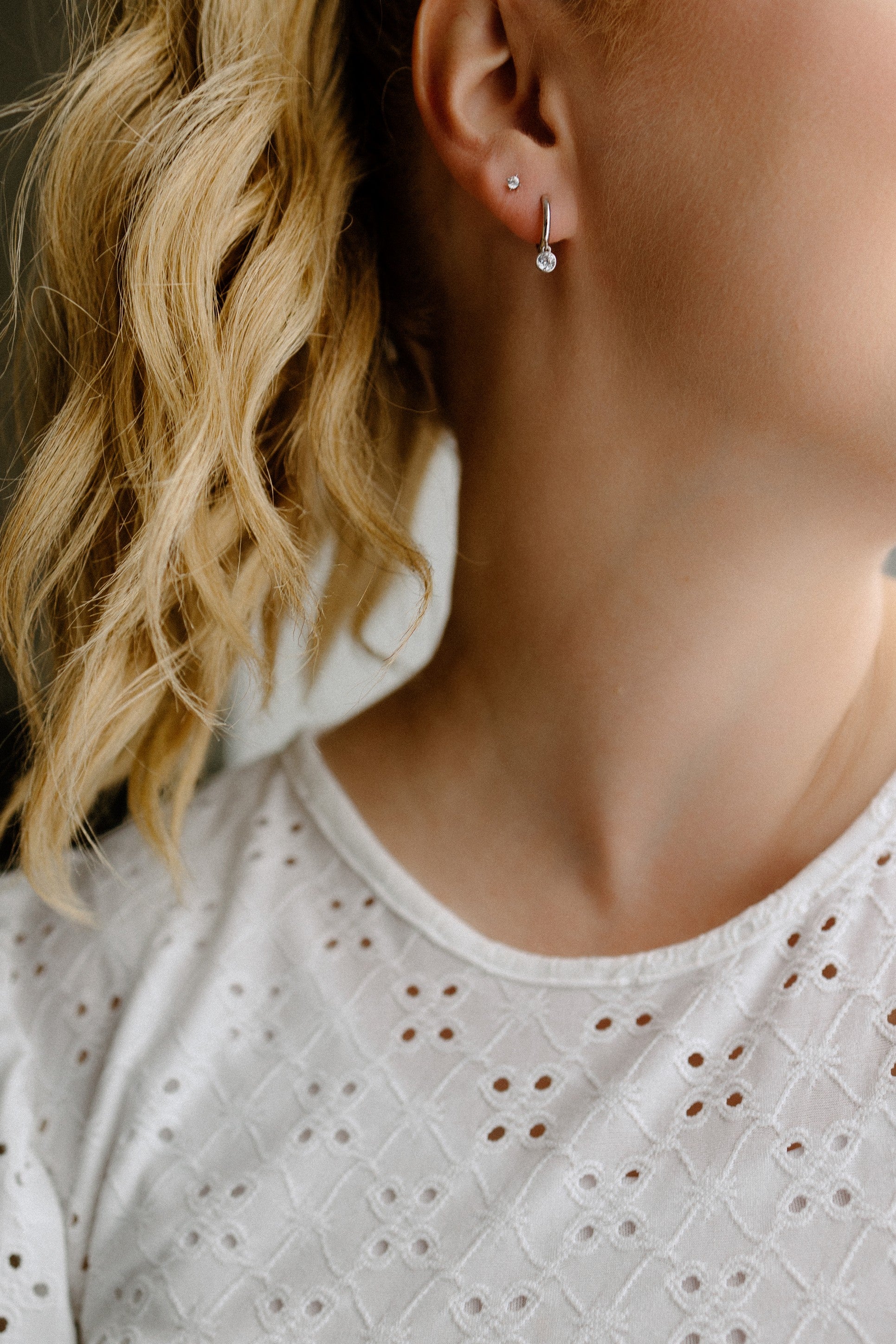 Boucles d'oreilles huggies avec pierre ronde (or blanc)