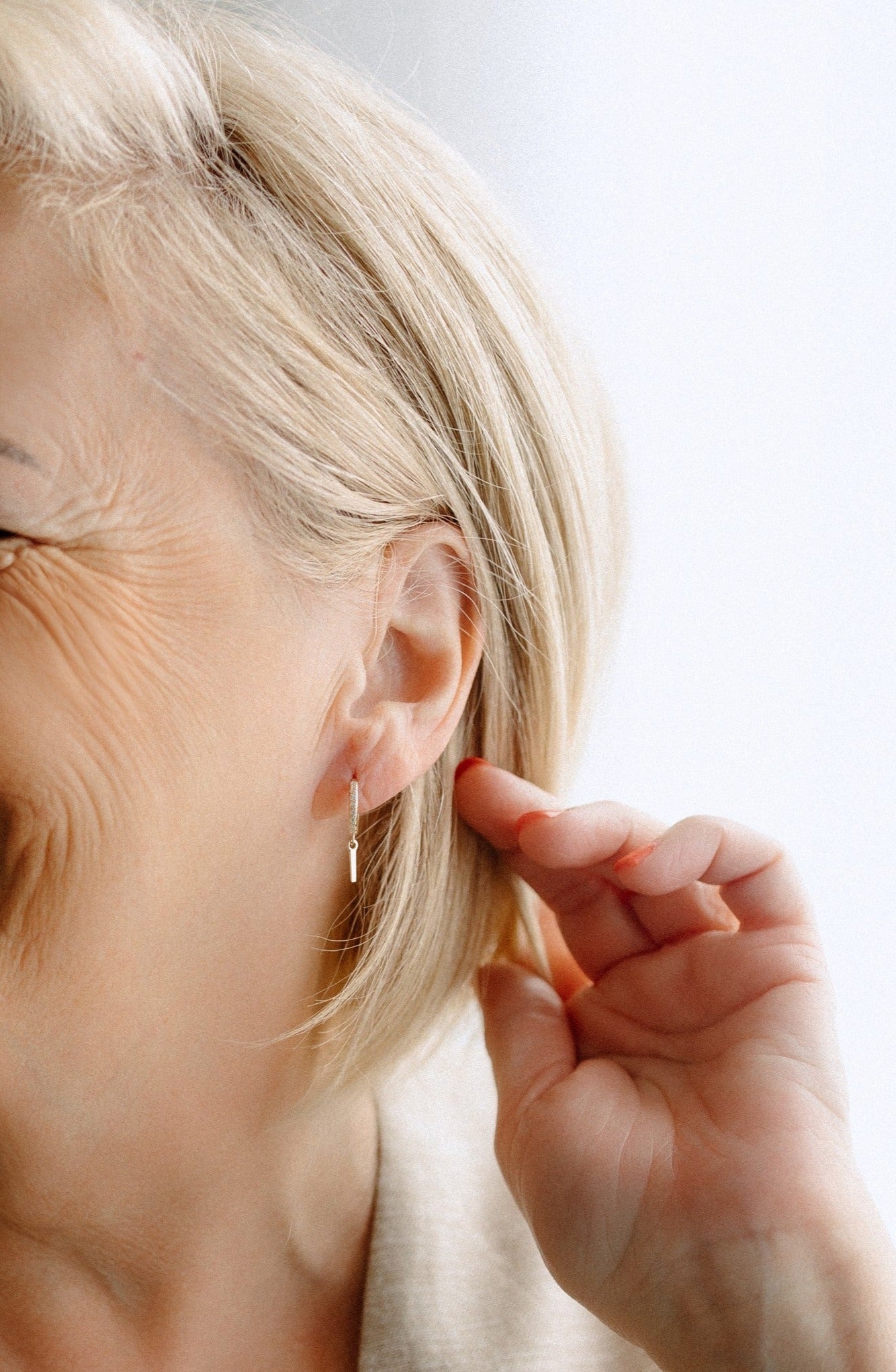 Boucles d'oreilles huggies avec tiges et pierres(or jaune)