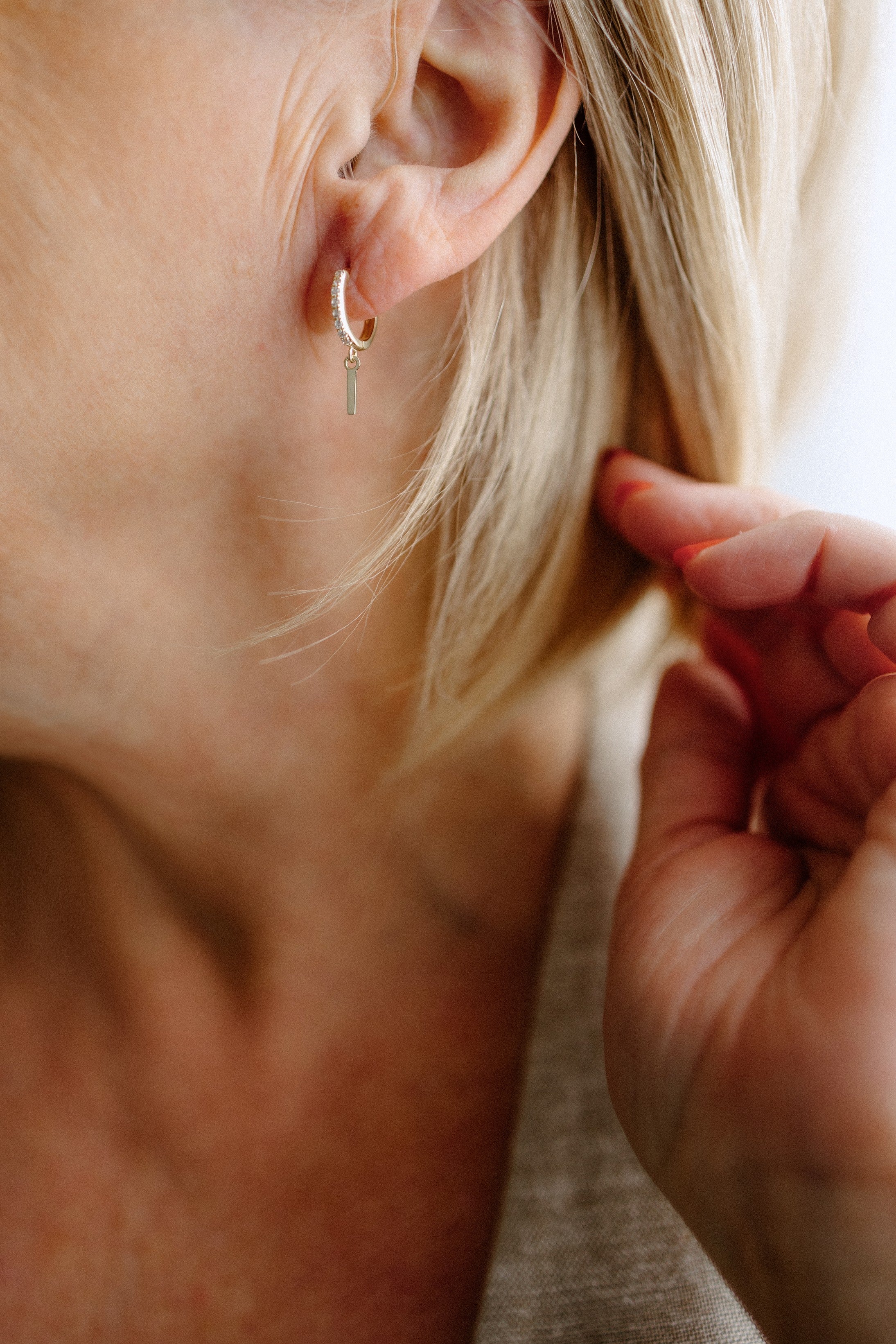 Boucles d'oreilles huggies avec tiges et pierres(or jaune)