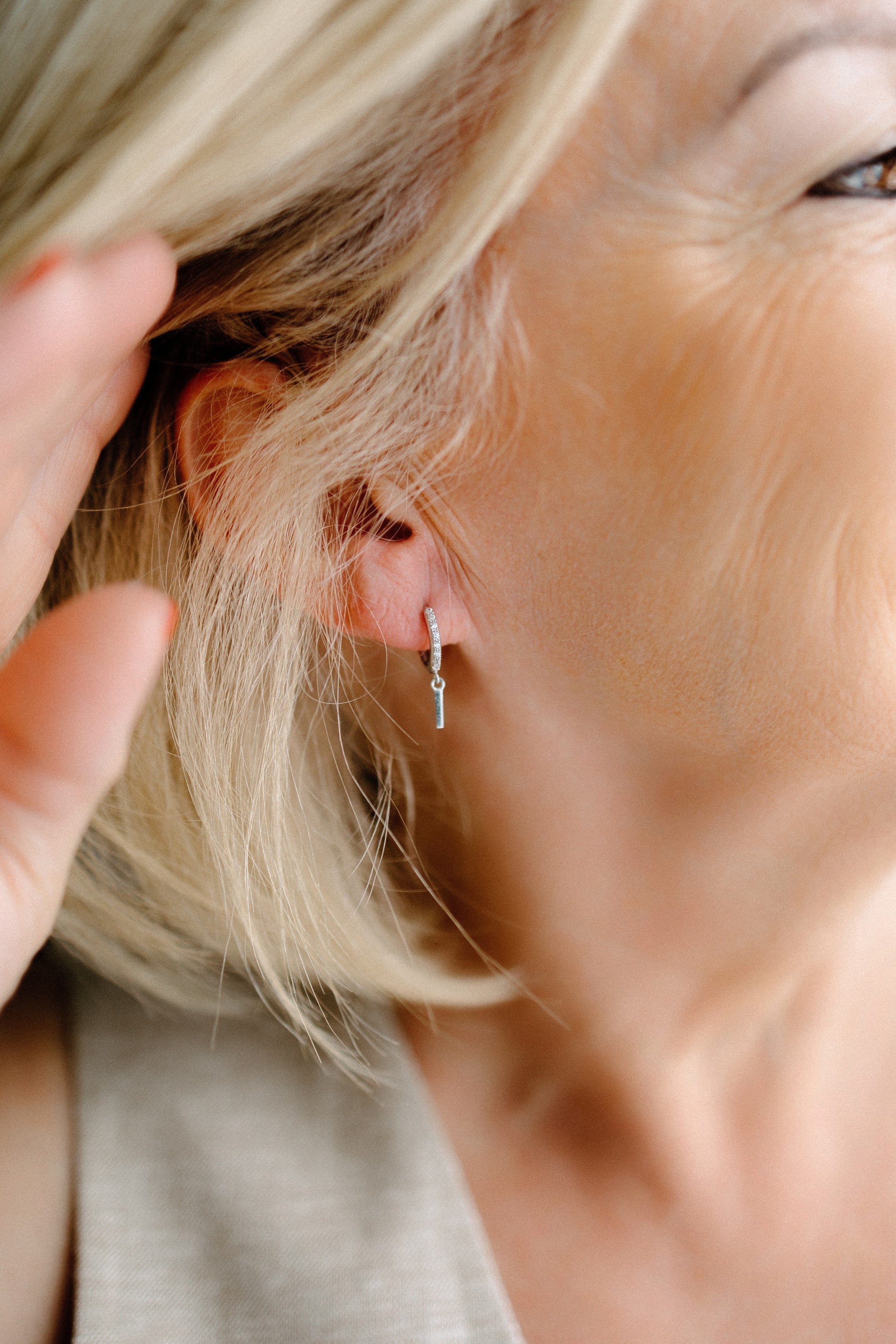 Boucles d'oreilles huggies avec tiges et pierres (or blanc)