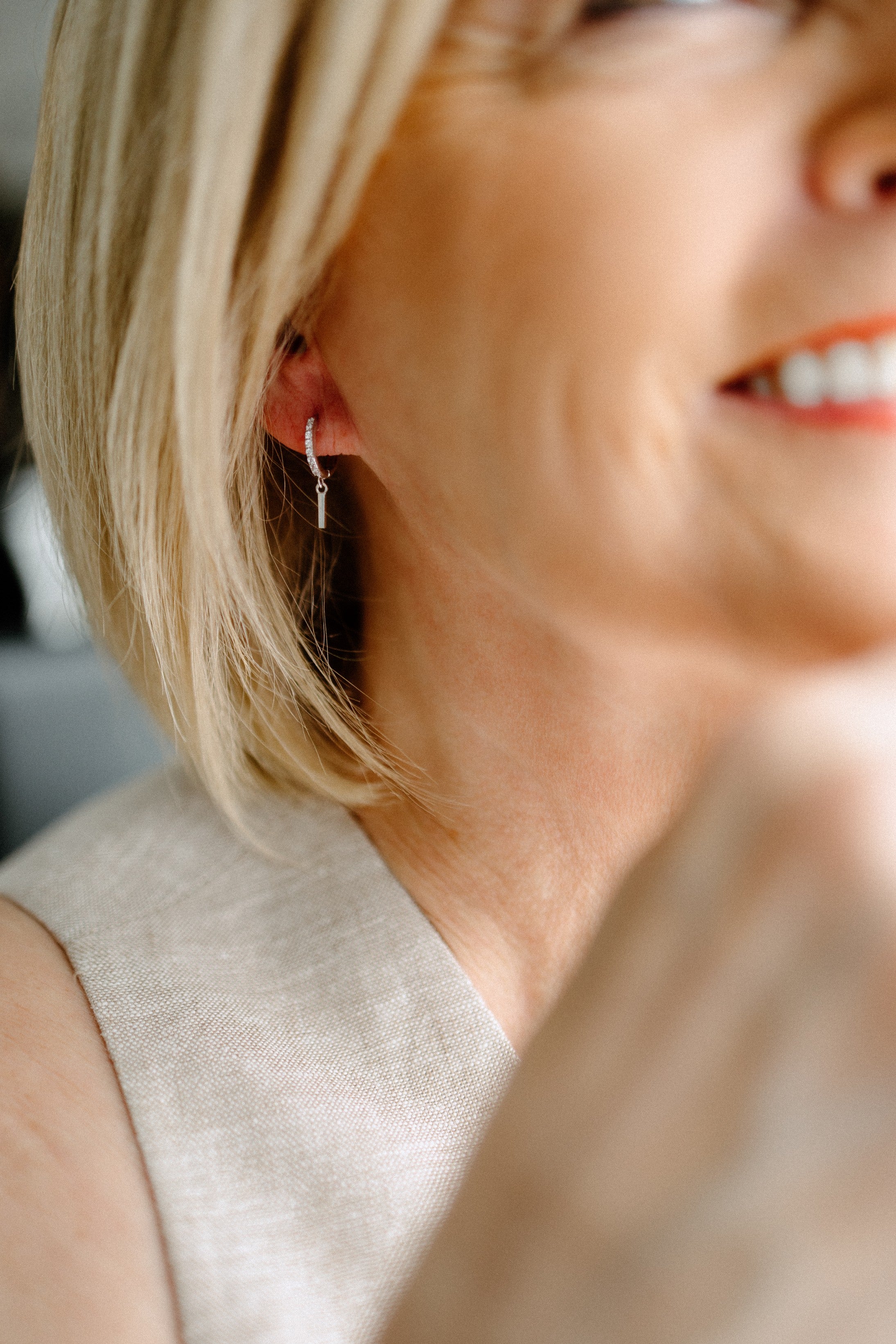 Boucles d'oreilles huggies avec tiges et pierres (or blanc)