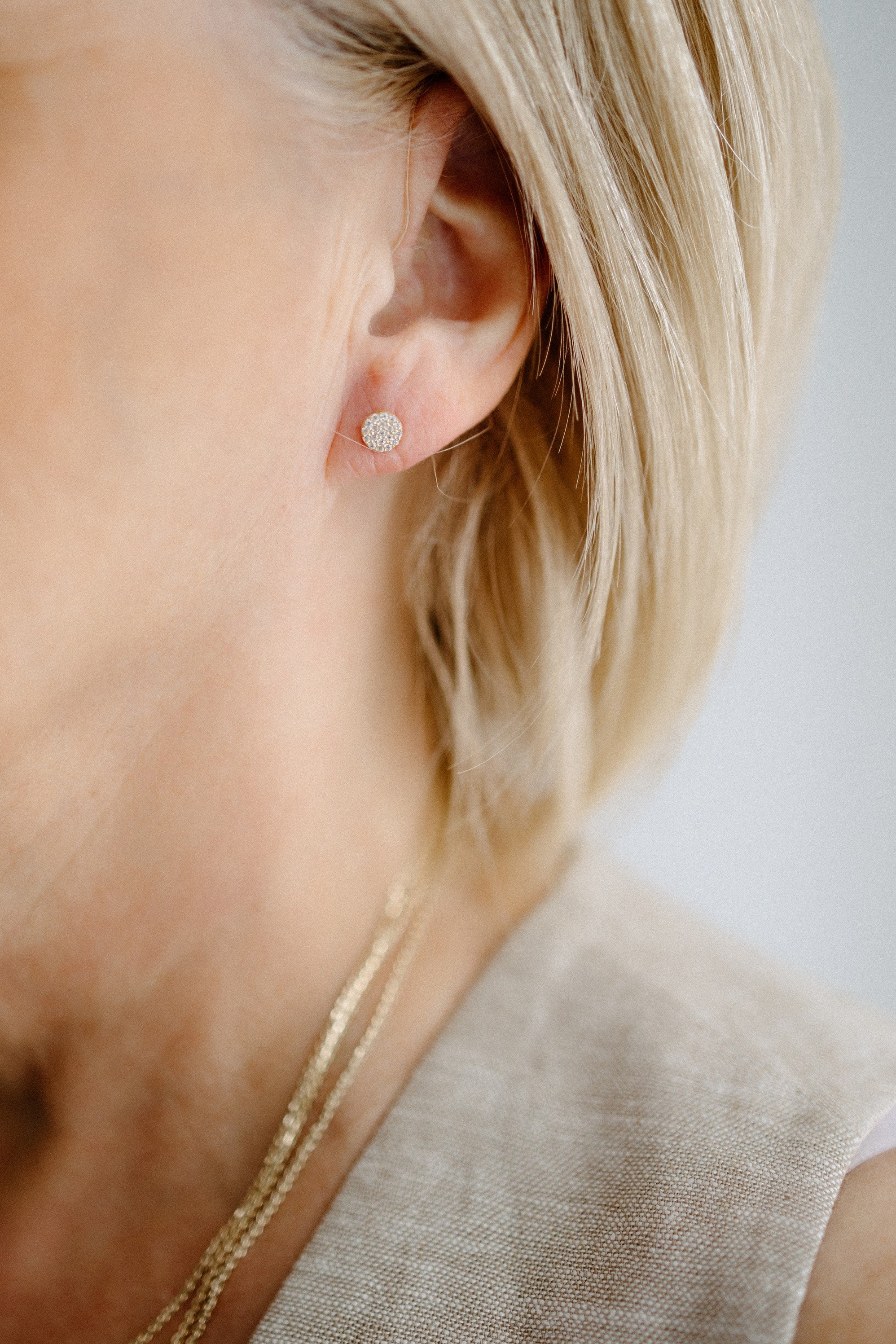 Boutons d'oreilles ronds pavés de pierres