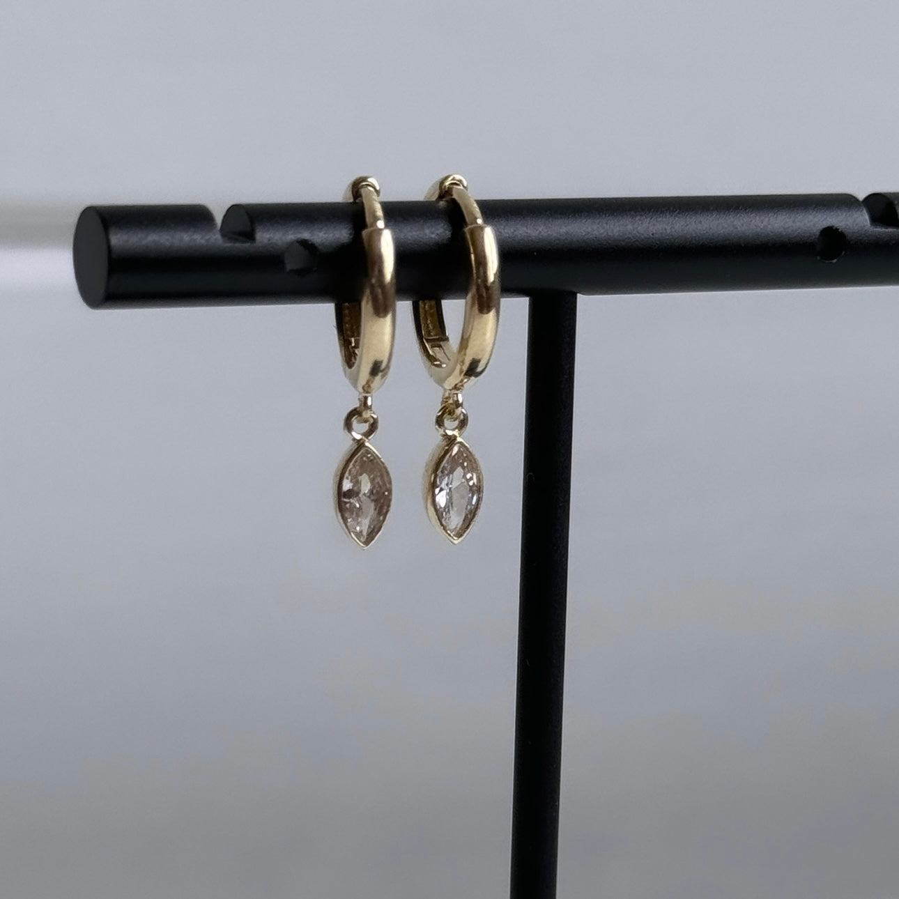 Boucles d'oreilles huggies avec pierre marquise
