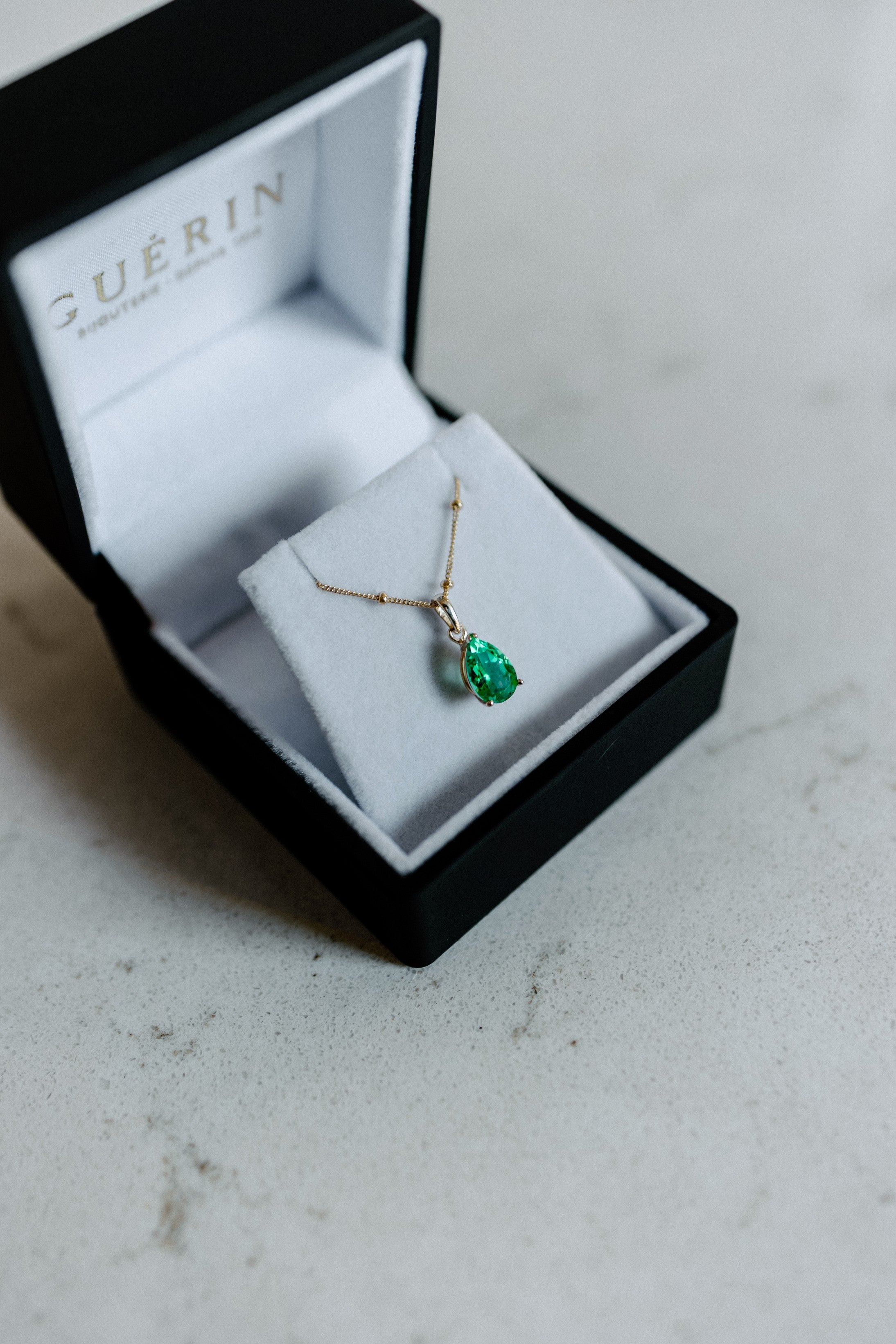 Pendentif émeraude poire