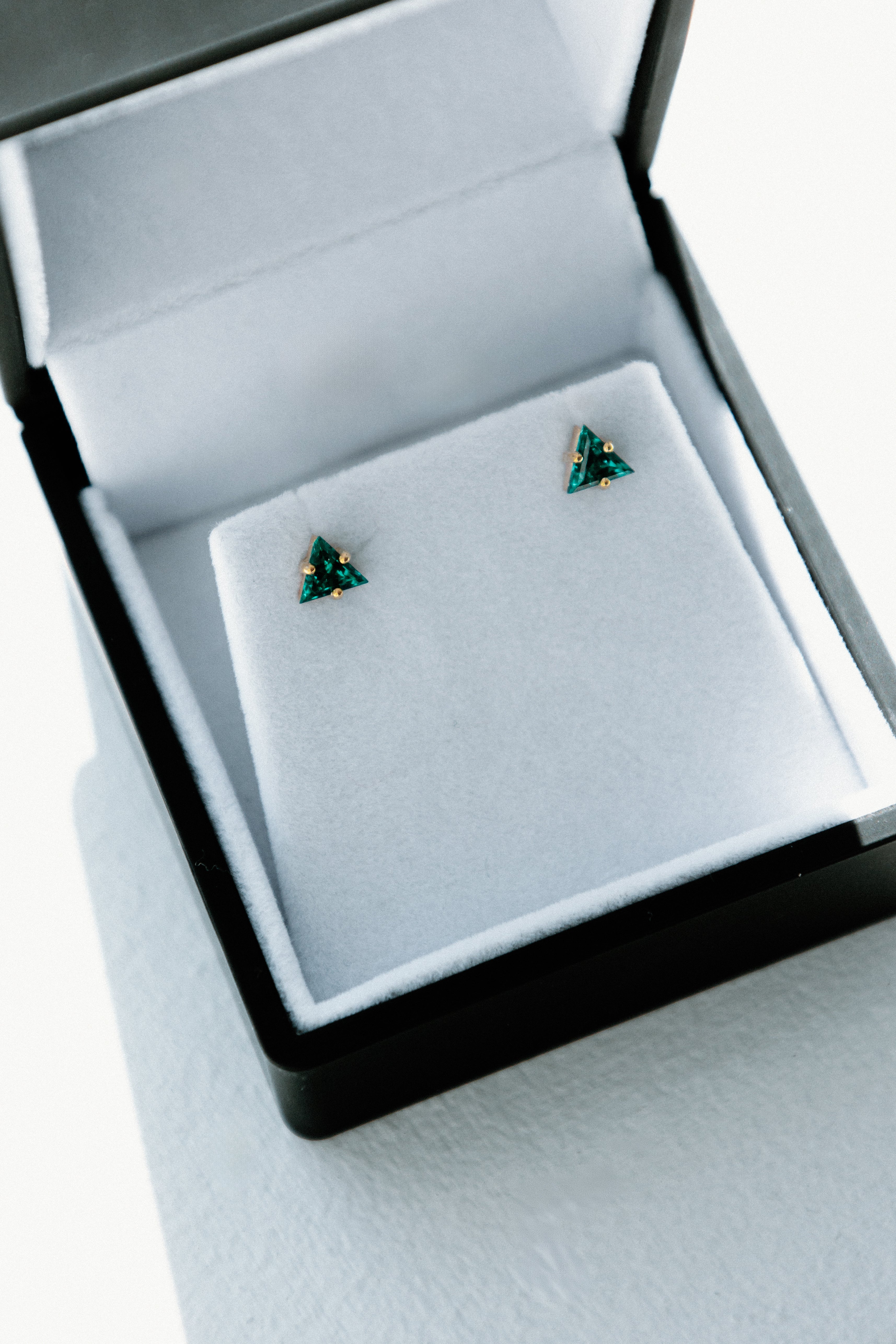 Boutons d'oreilles émeraudes triangle
