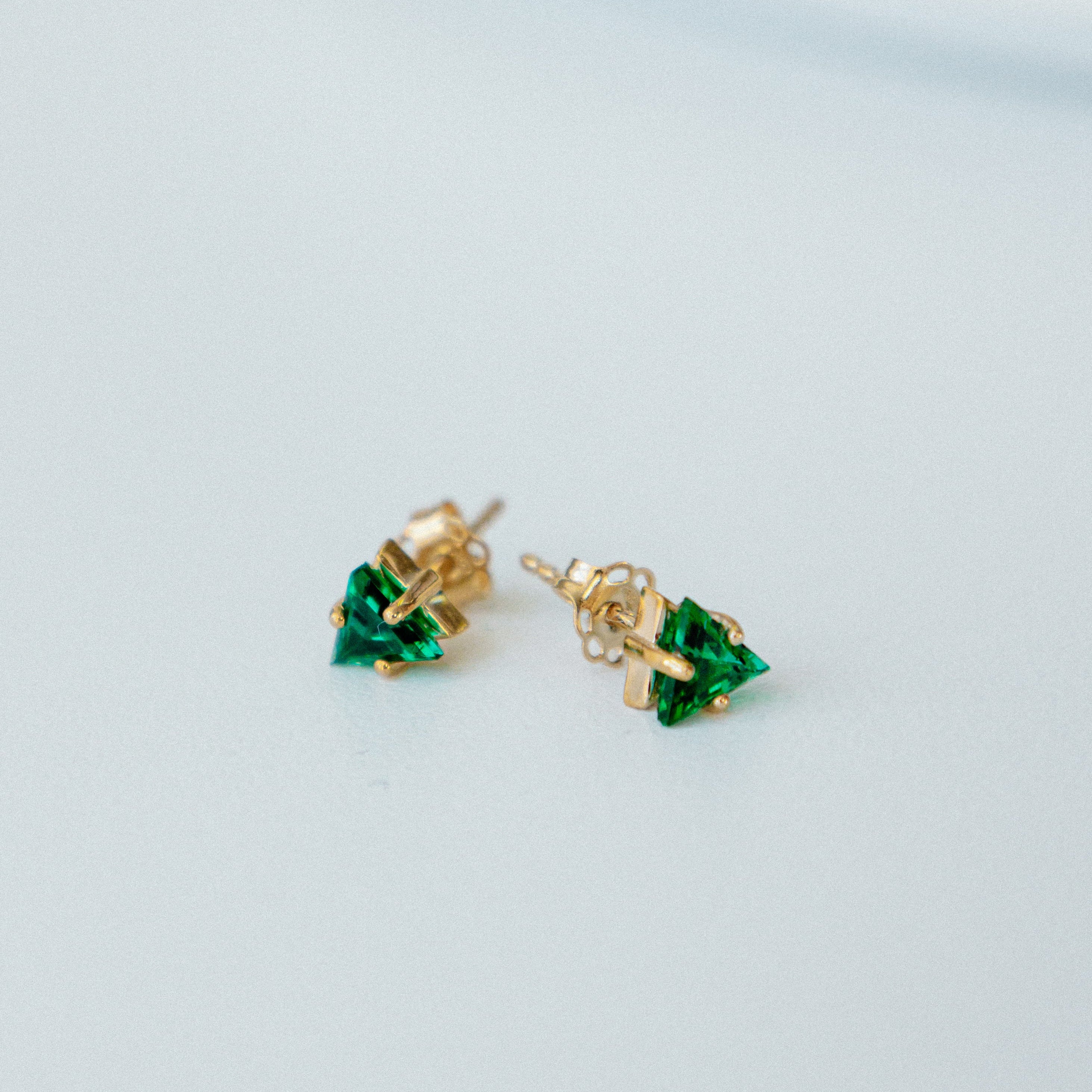 Boutons d'oreilles émeraudes triangle