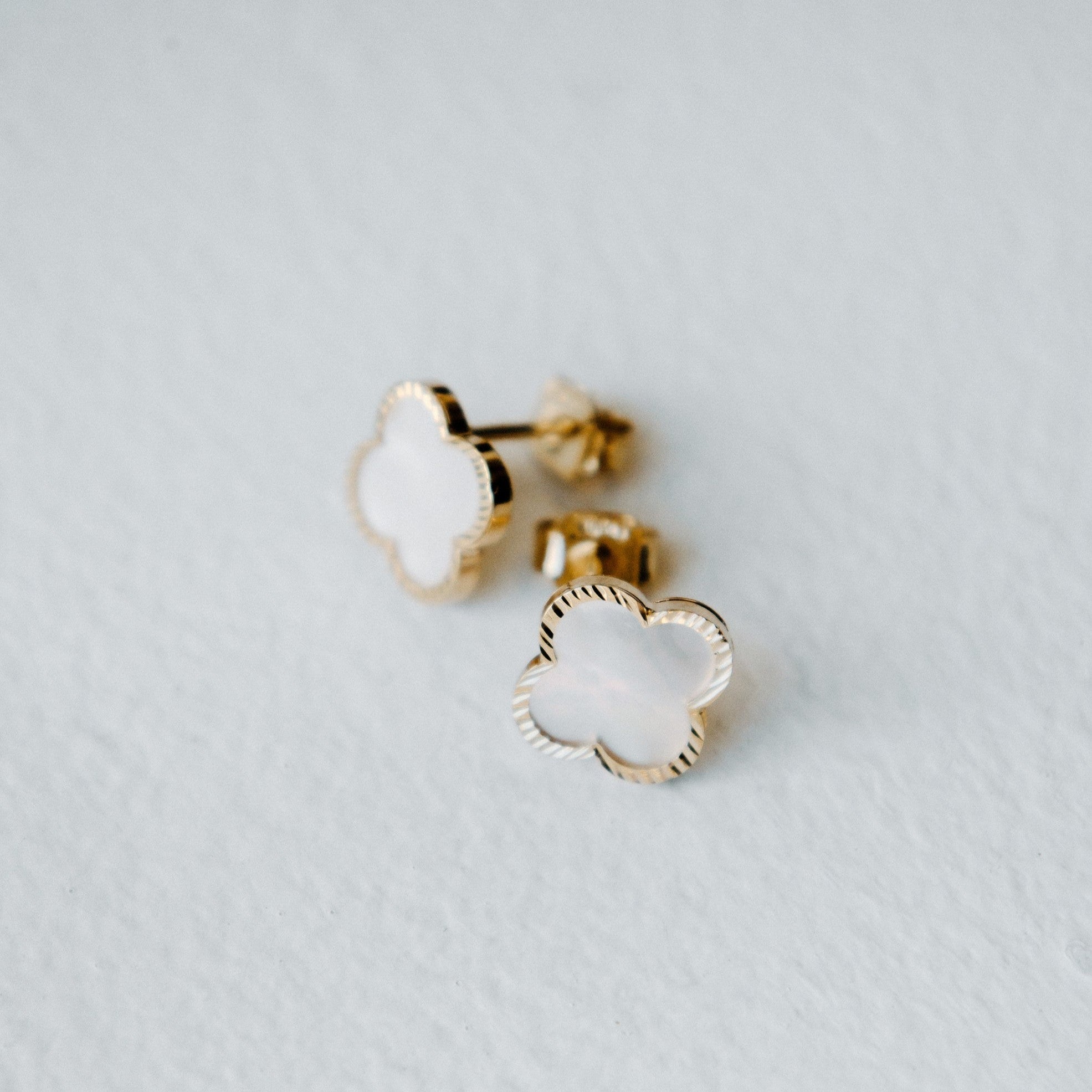 Boutons d'oreilles trèfles blancs