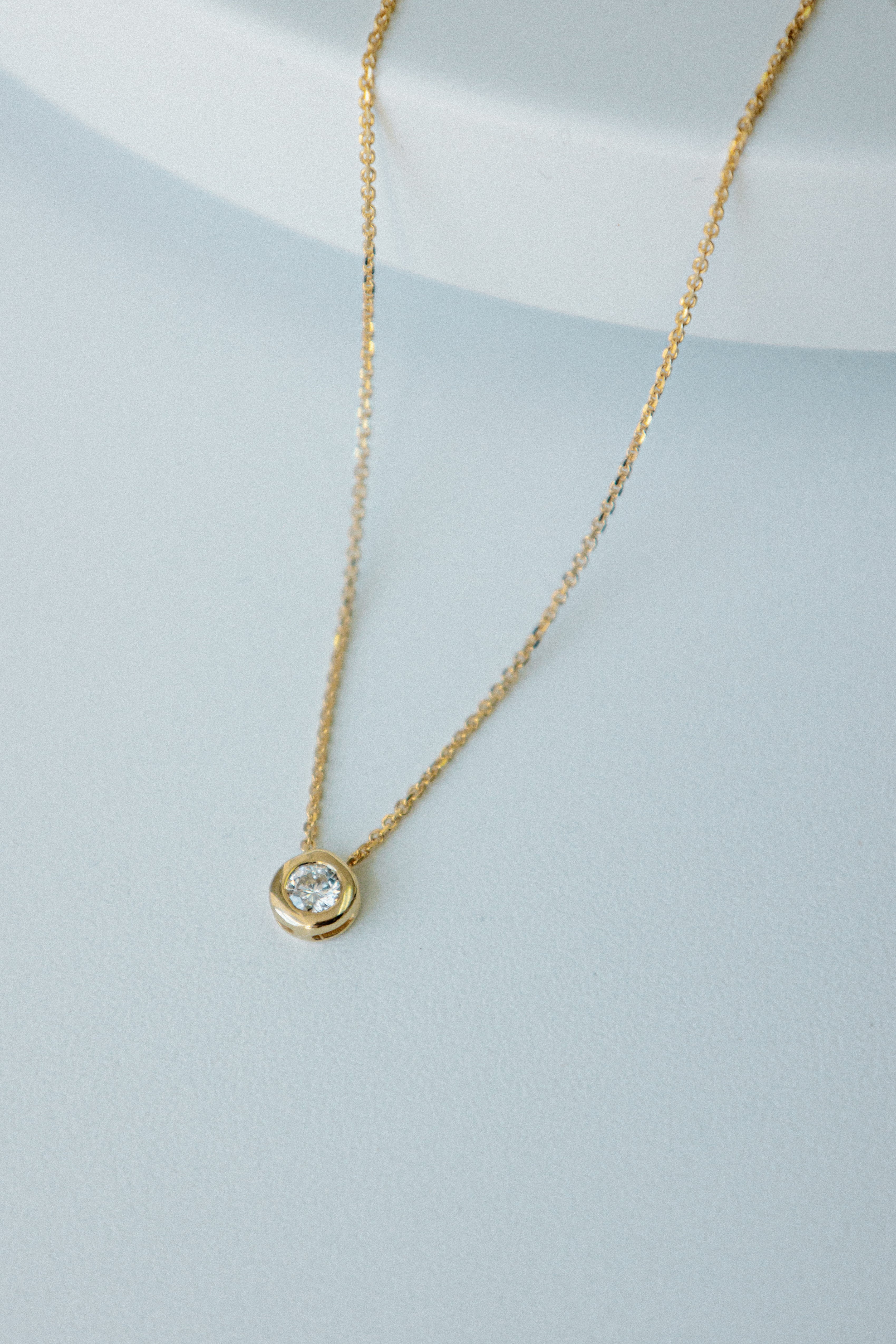 Collier avec diamant serti clos (or jaune)