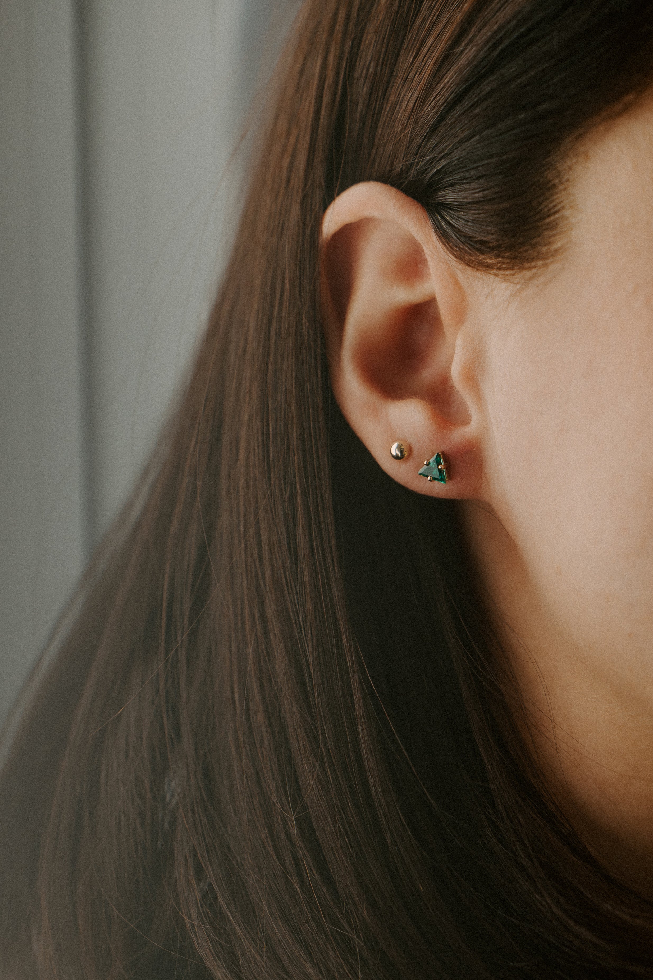 Boutons d'oreilles émeraudes triangle