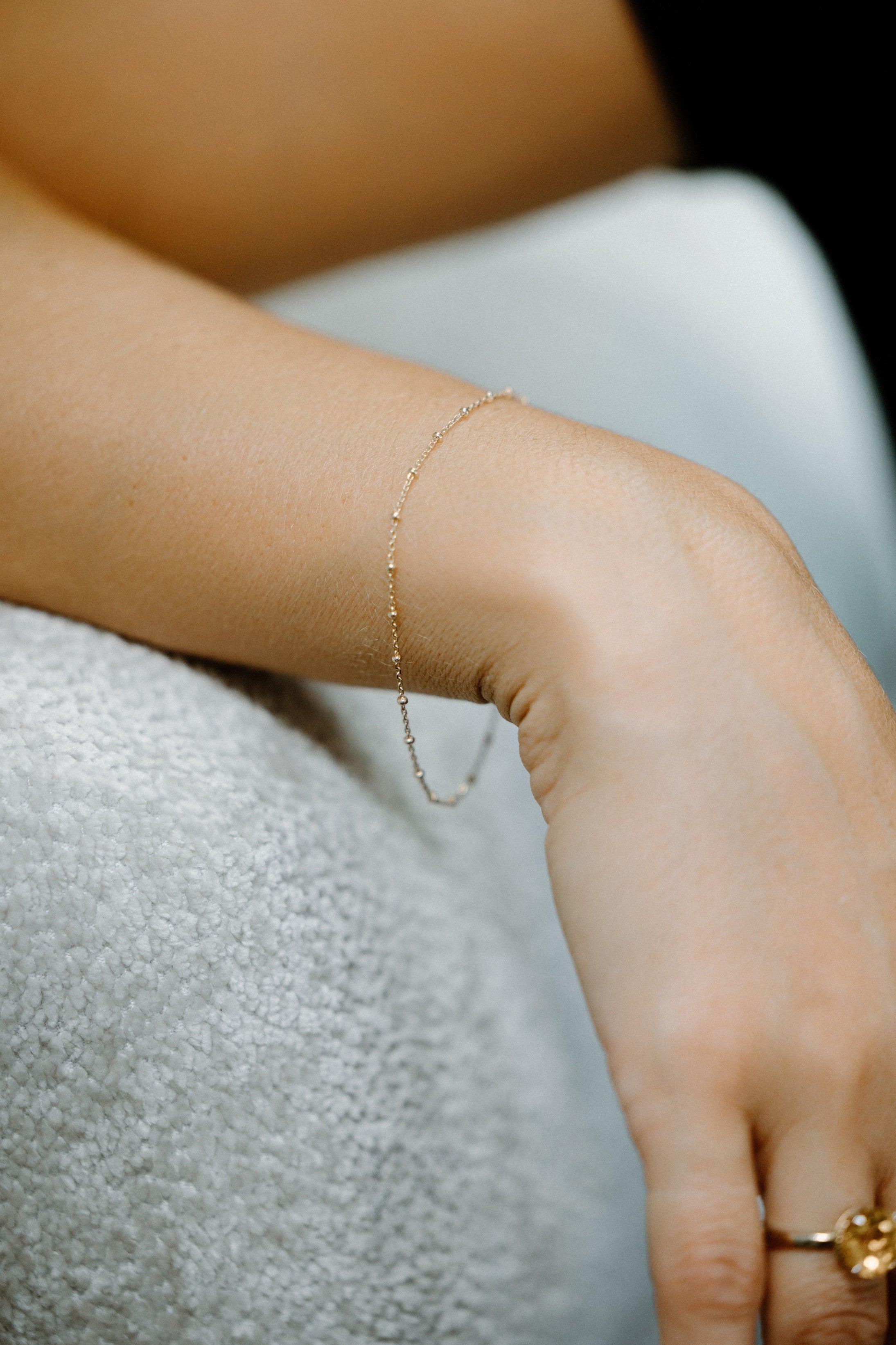 Bracelet minimaliste rolo avec billes dorées