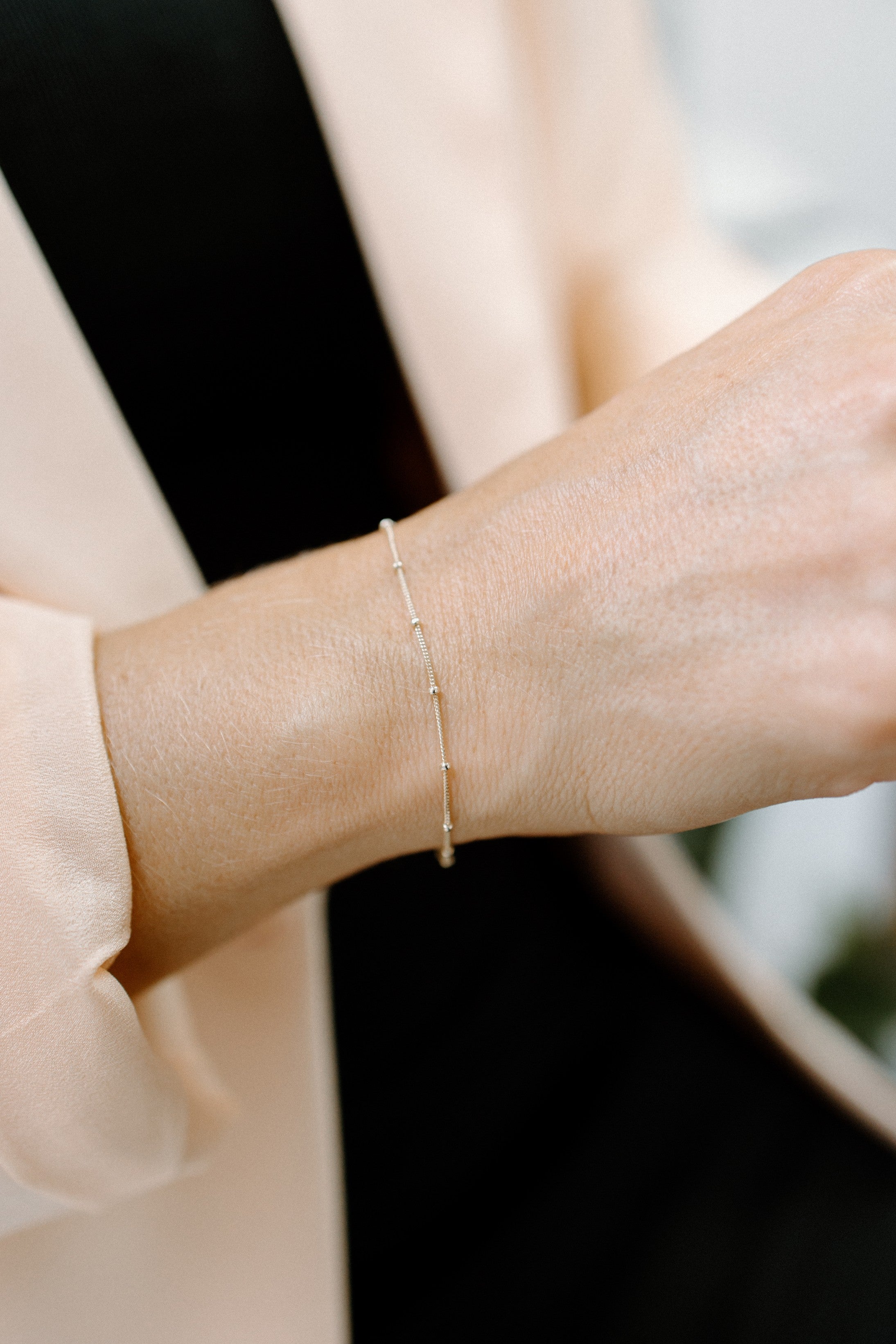 Bracelet minimaliste avec billes d'or