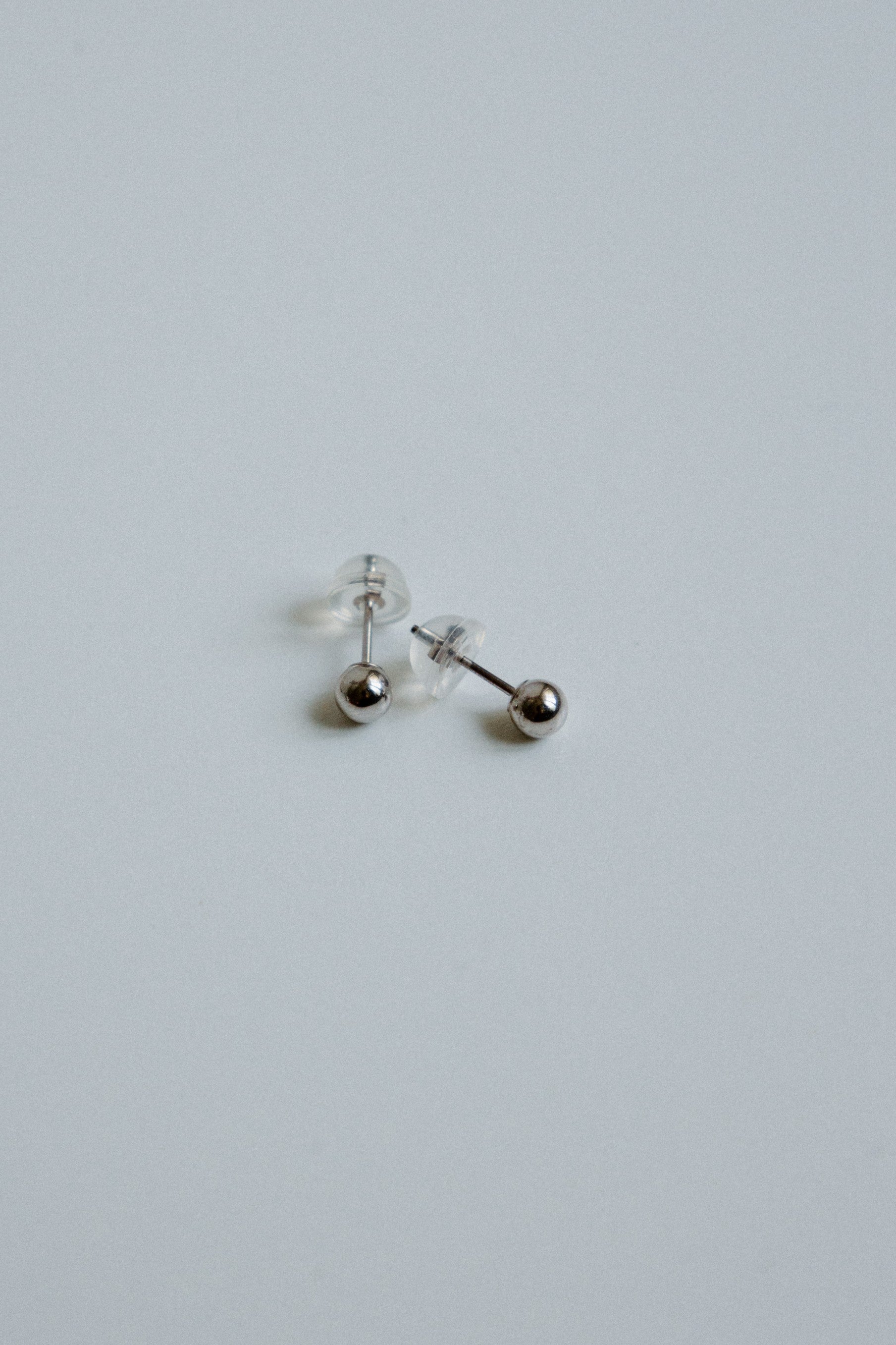 Boutons d'oreilles sphère or blanc (Gros)