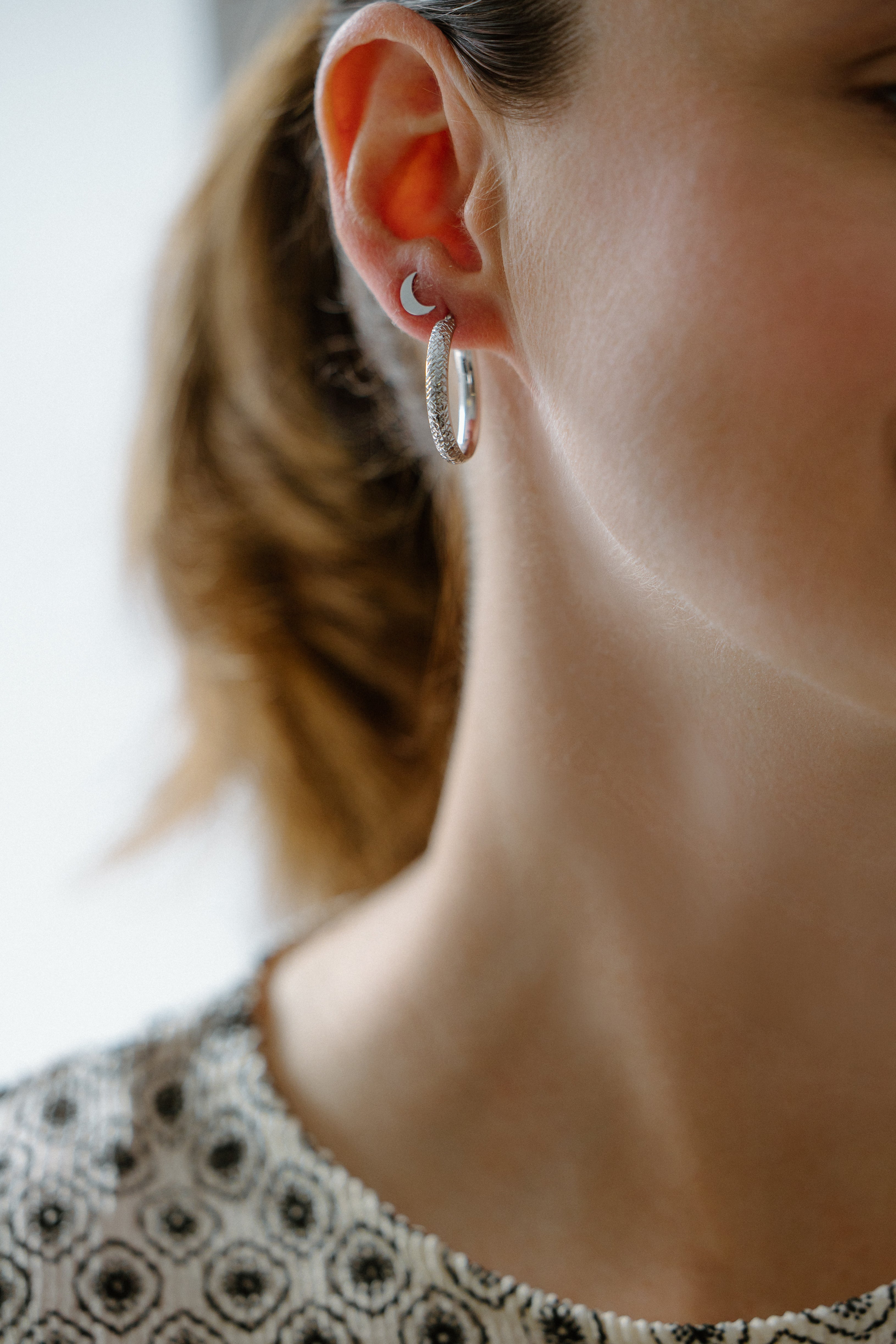 Boutons d'oreilles lunes (or blanc)