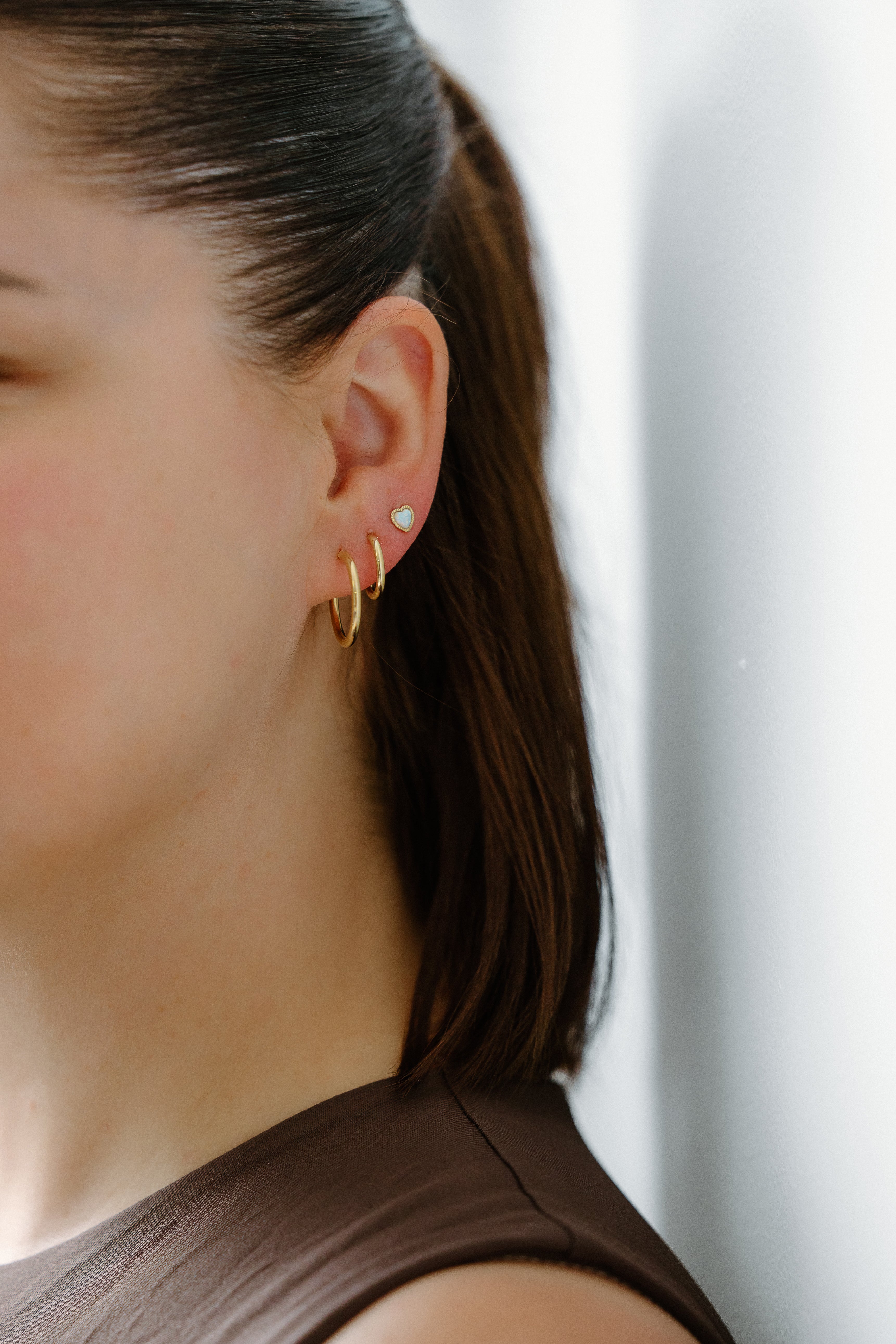 Boutons d'oreilles opale  (petits coeurs)