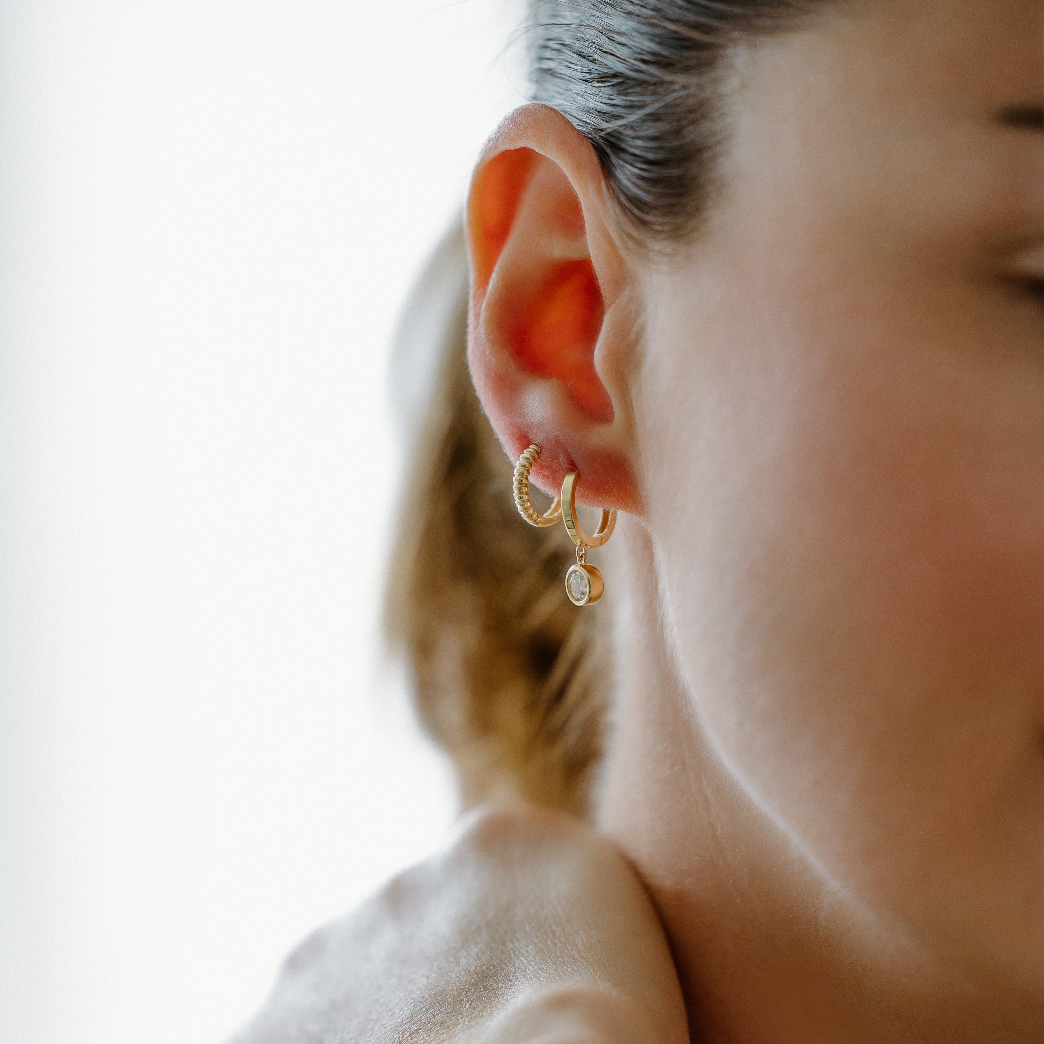 Boucles d'oreilles huggies avec pierre ronde