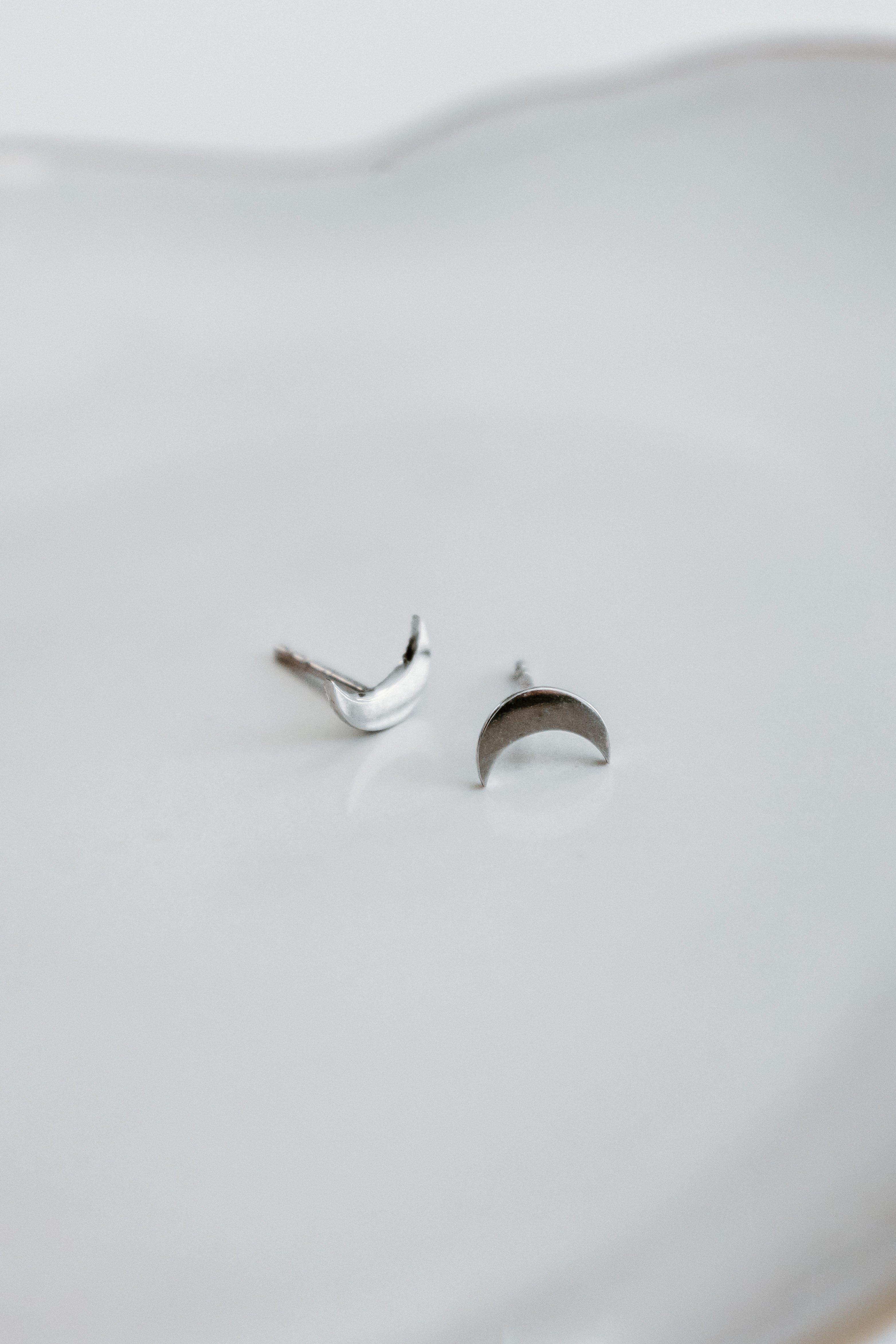 Boutons d'oreilles lunes (or blanc)