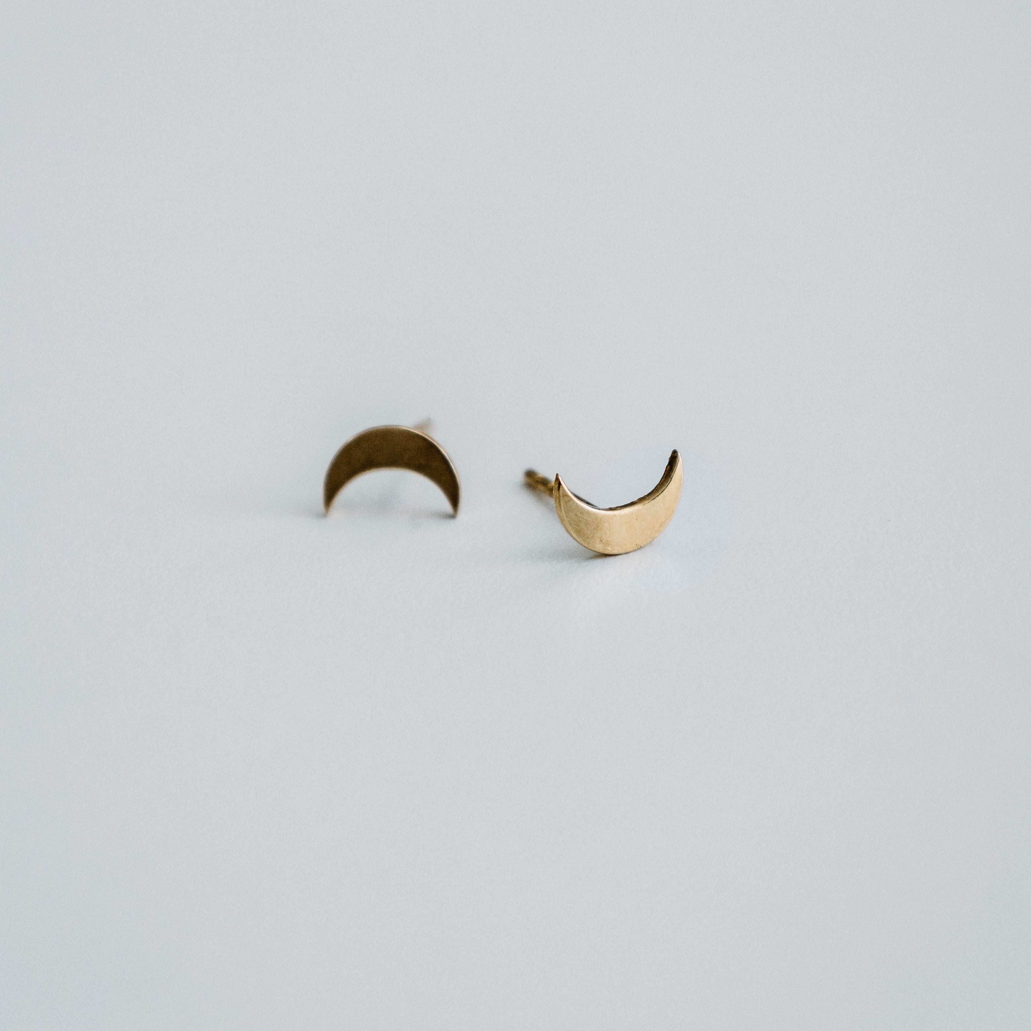 Boutons d'oreilles lunes (or jaune)