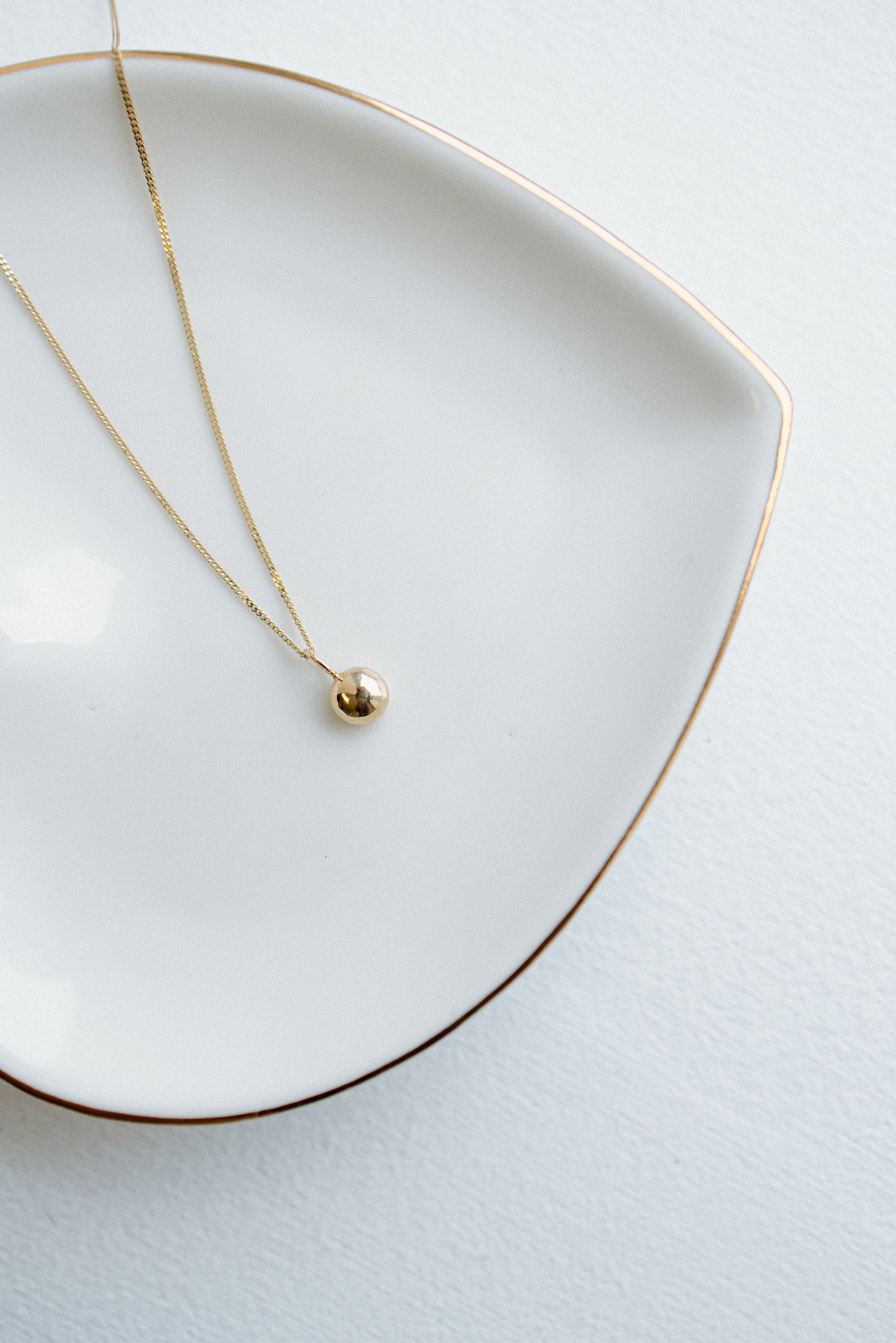 Collier pendentif bille d'or