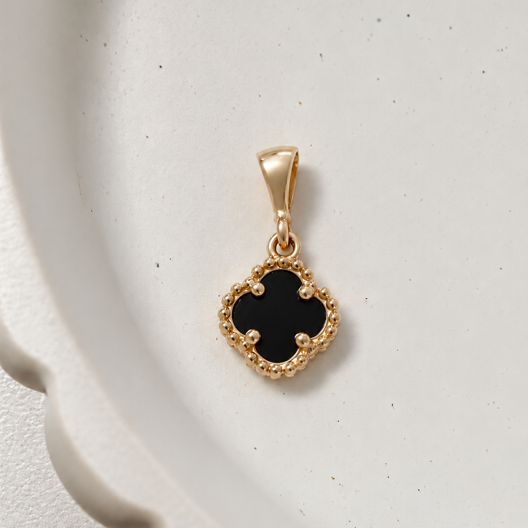 Pendentif trèfle noir