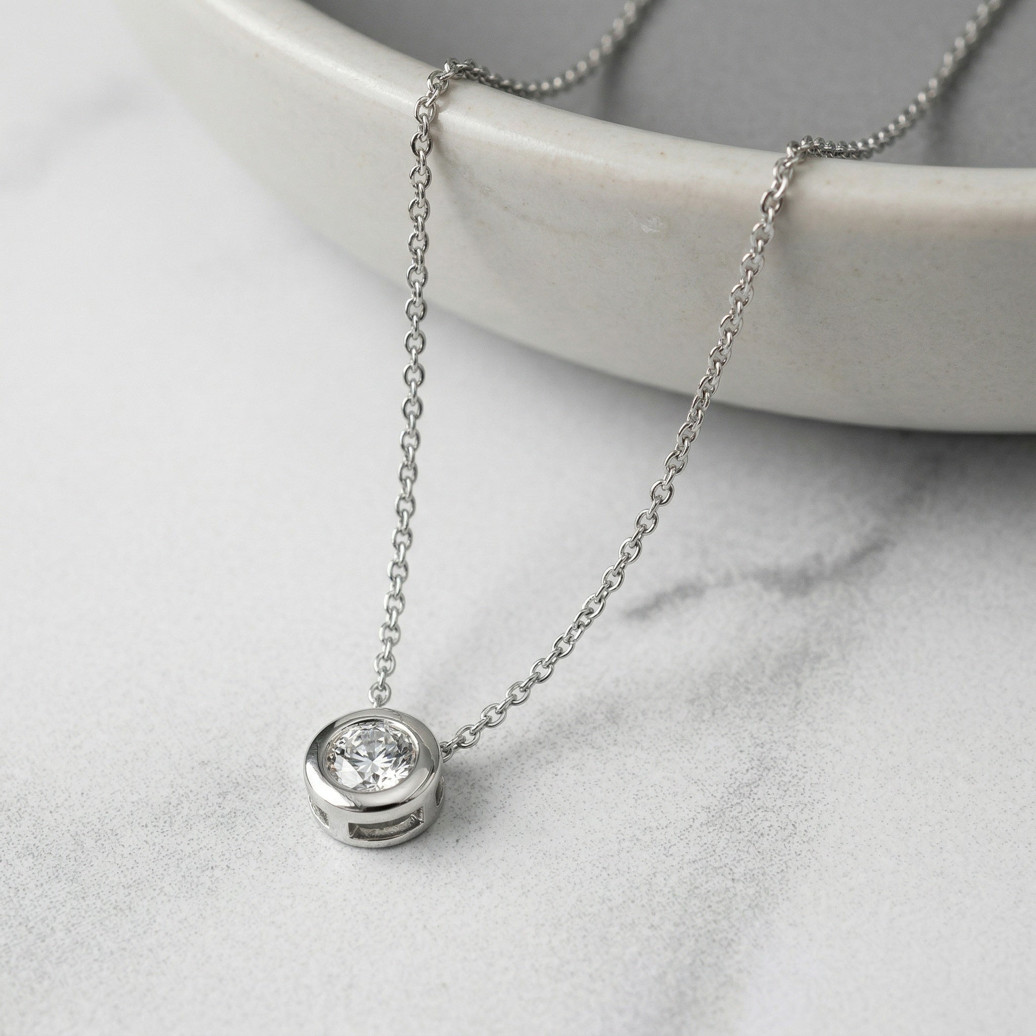 Collier avec diamant serti clos (Or blanc)