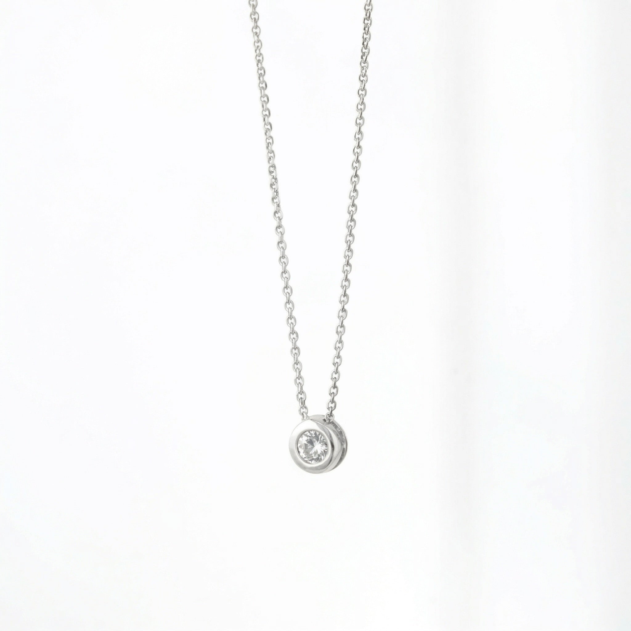 Collier avec diamant serti clos (Or blanc)