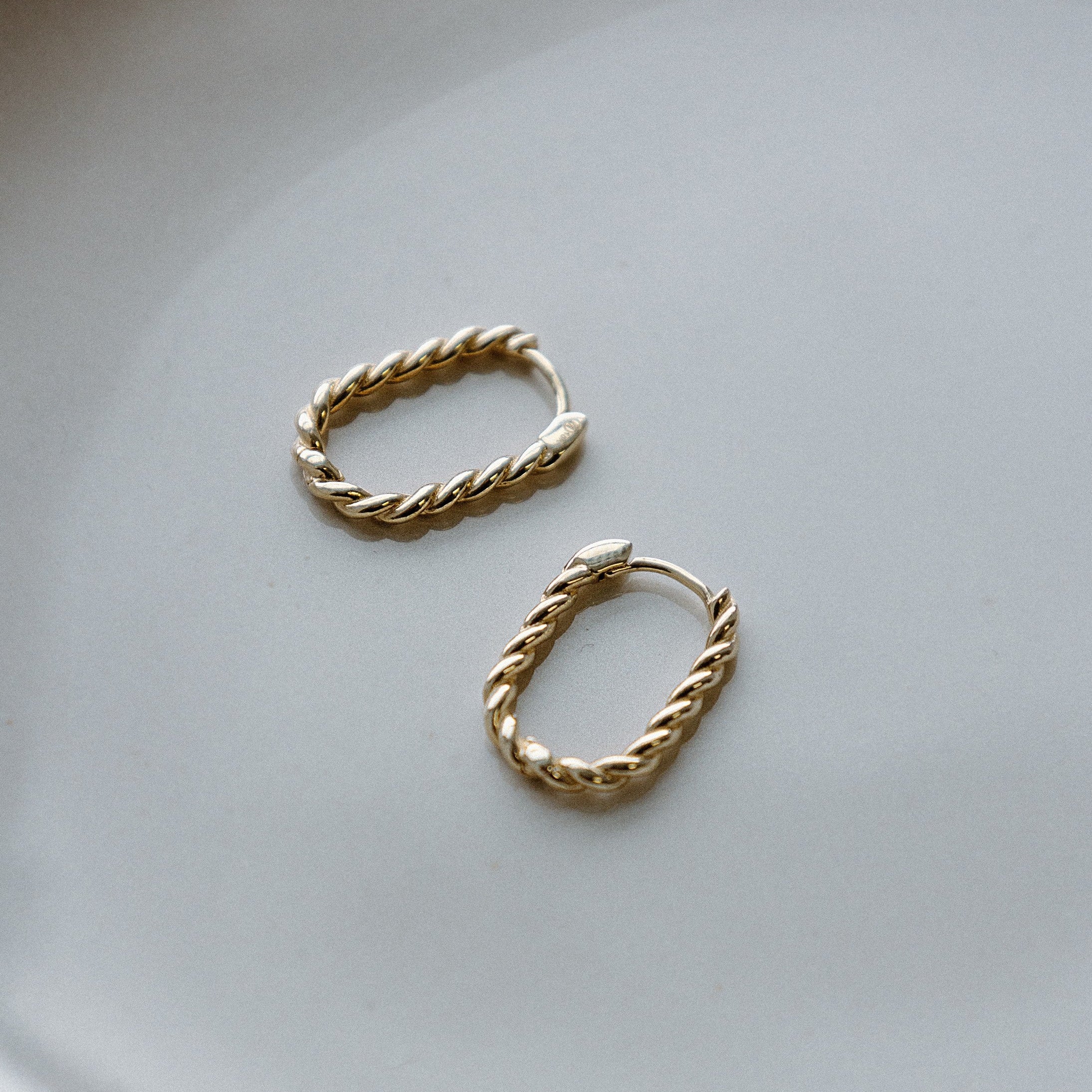 Anneaux ovales torsadés