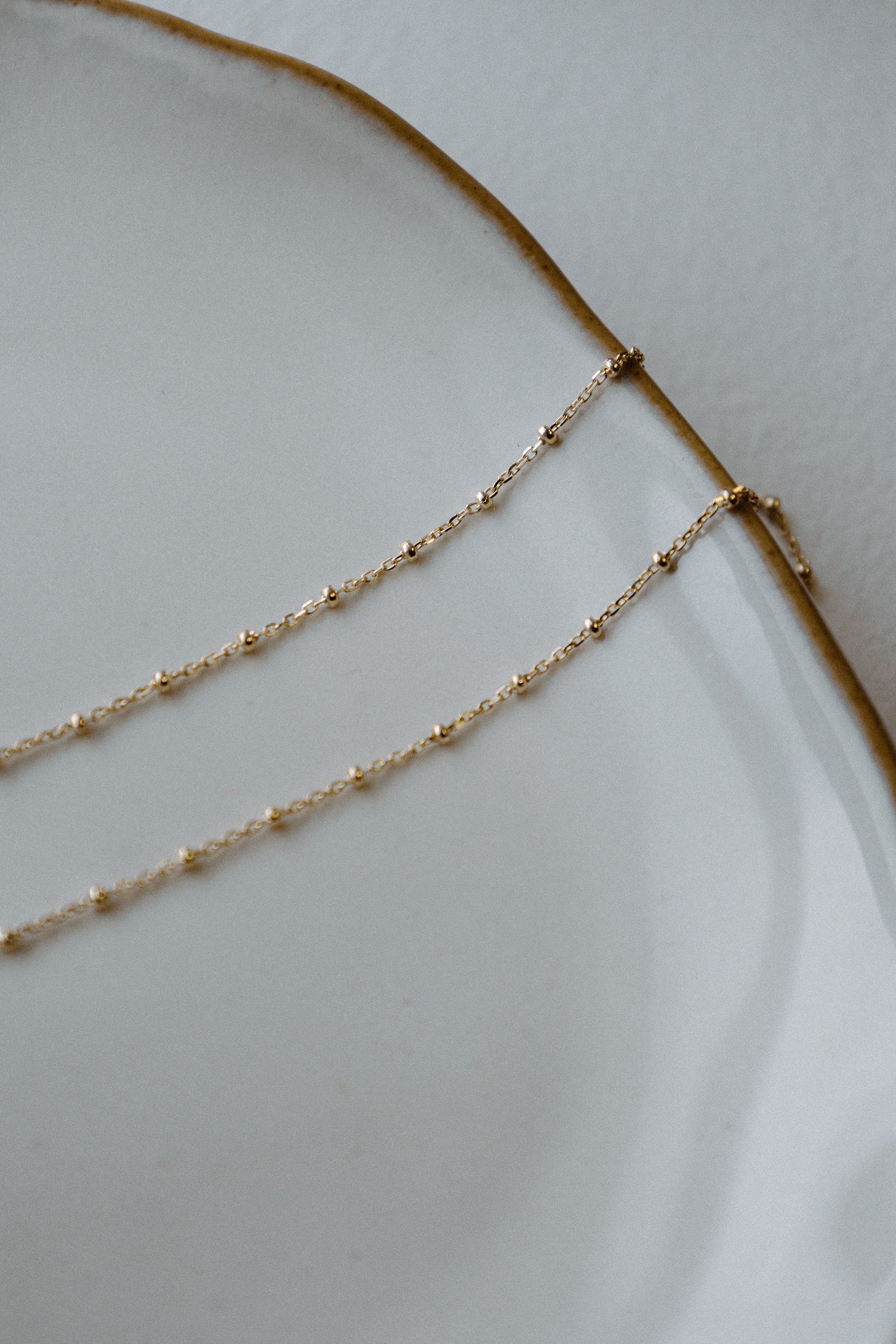Petite chaîne rolo avec billes dorées