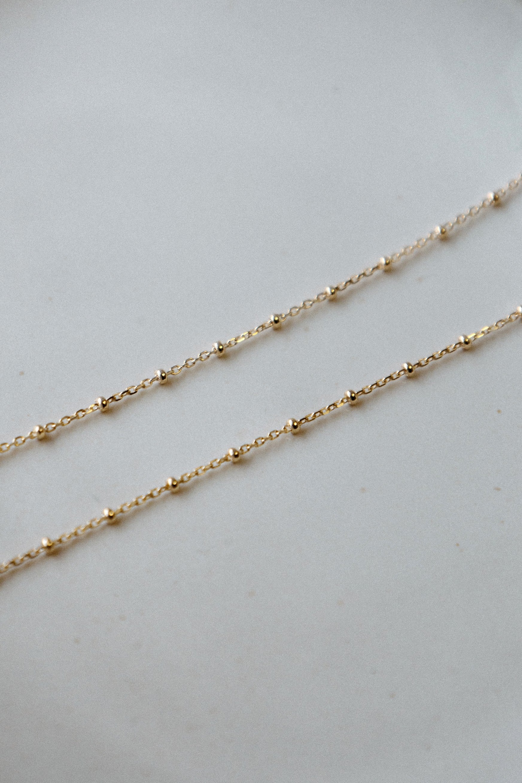 Petite chaîne rolo avec billes dorées